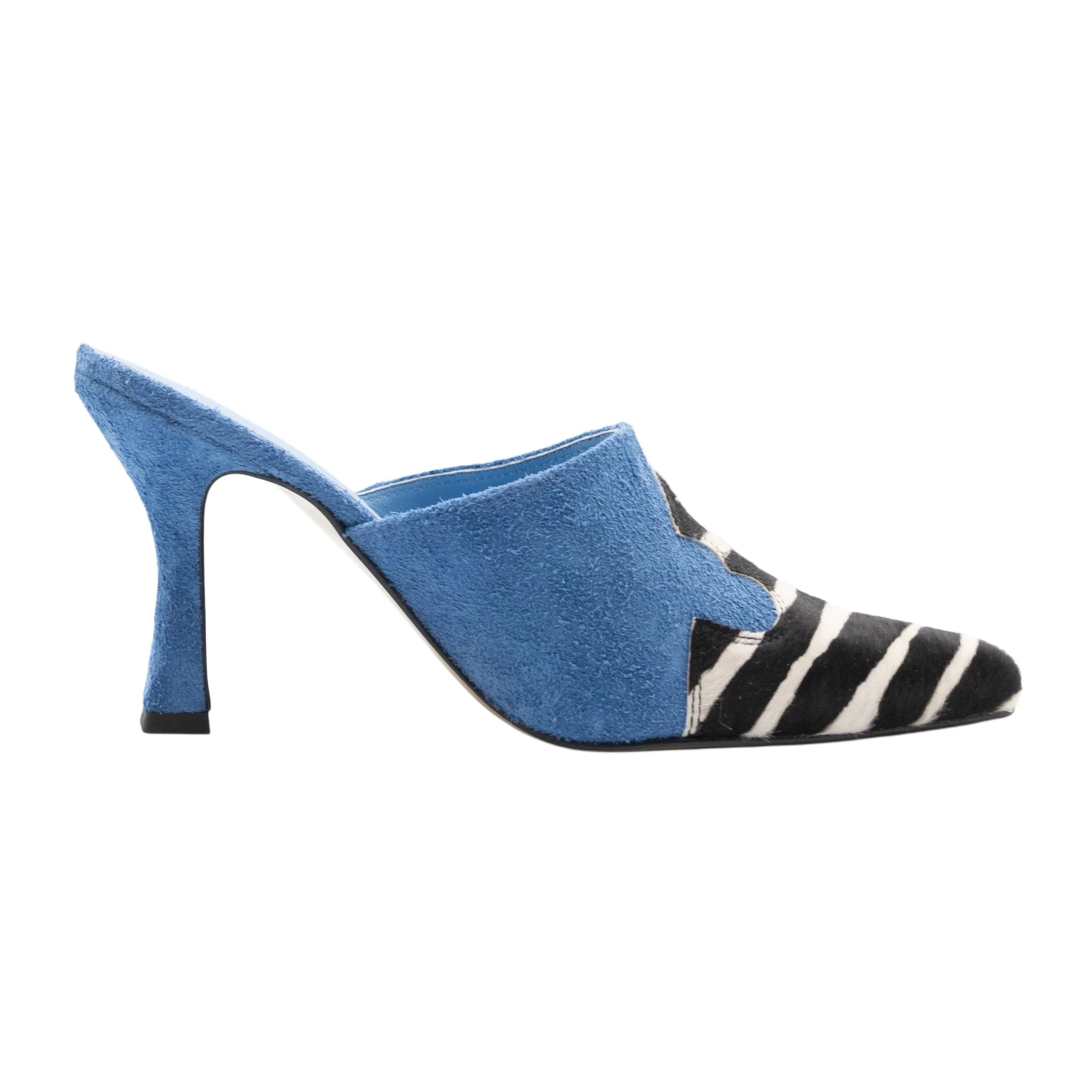 Cowgirl mules in safari
