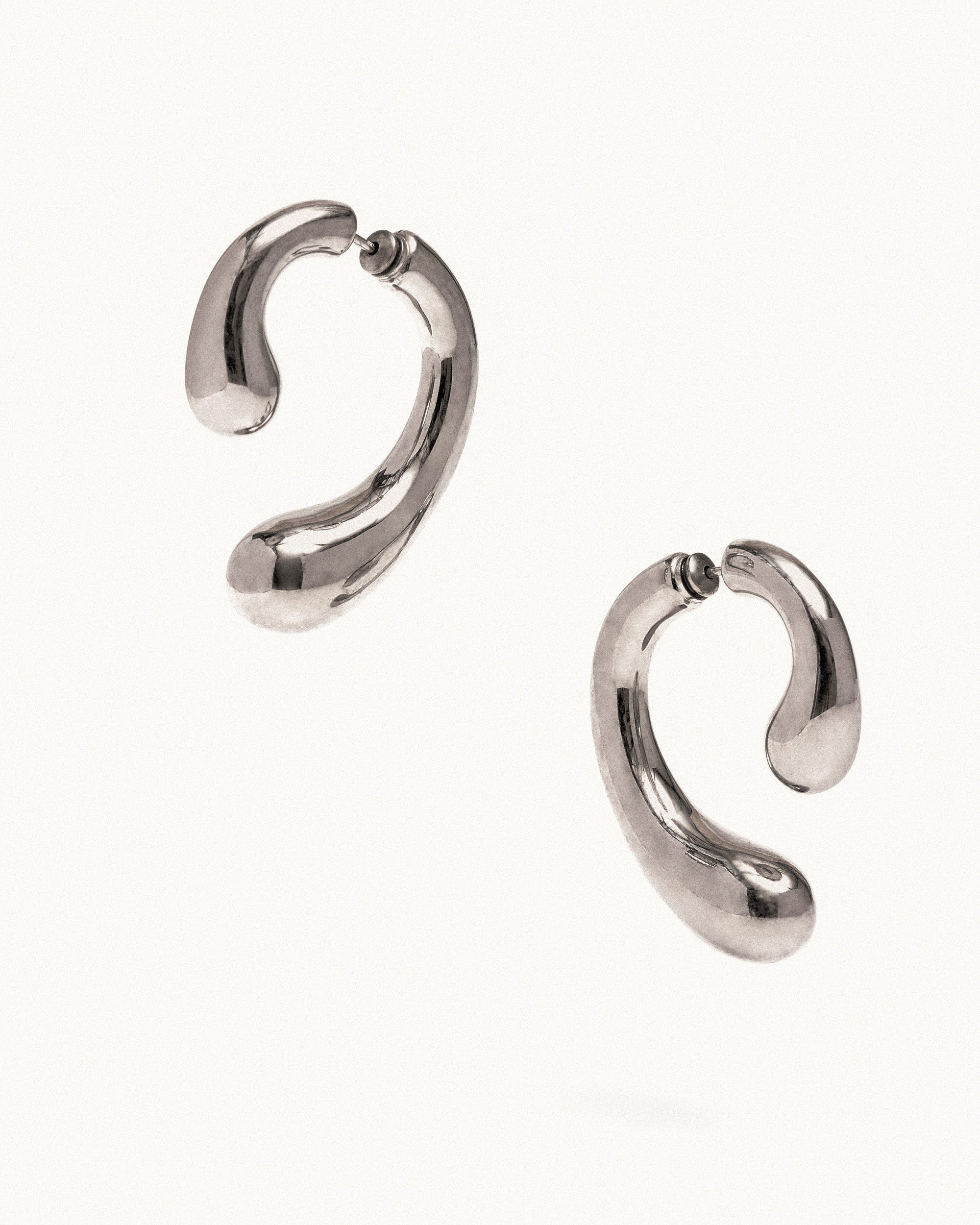 P earrings small