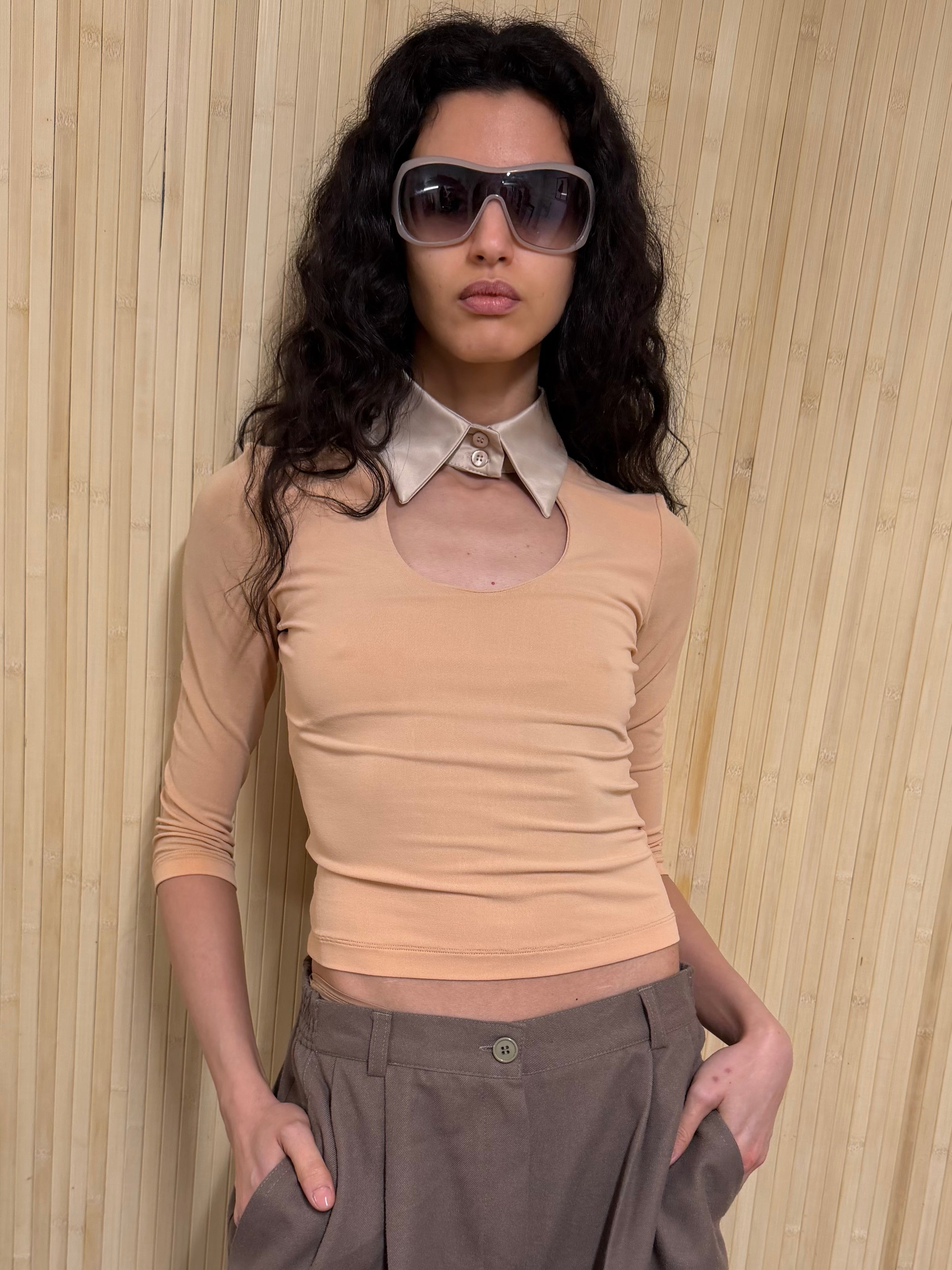 Floating collar tee