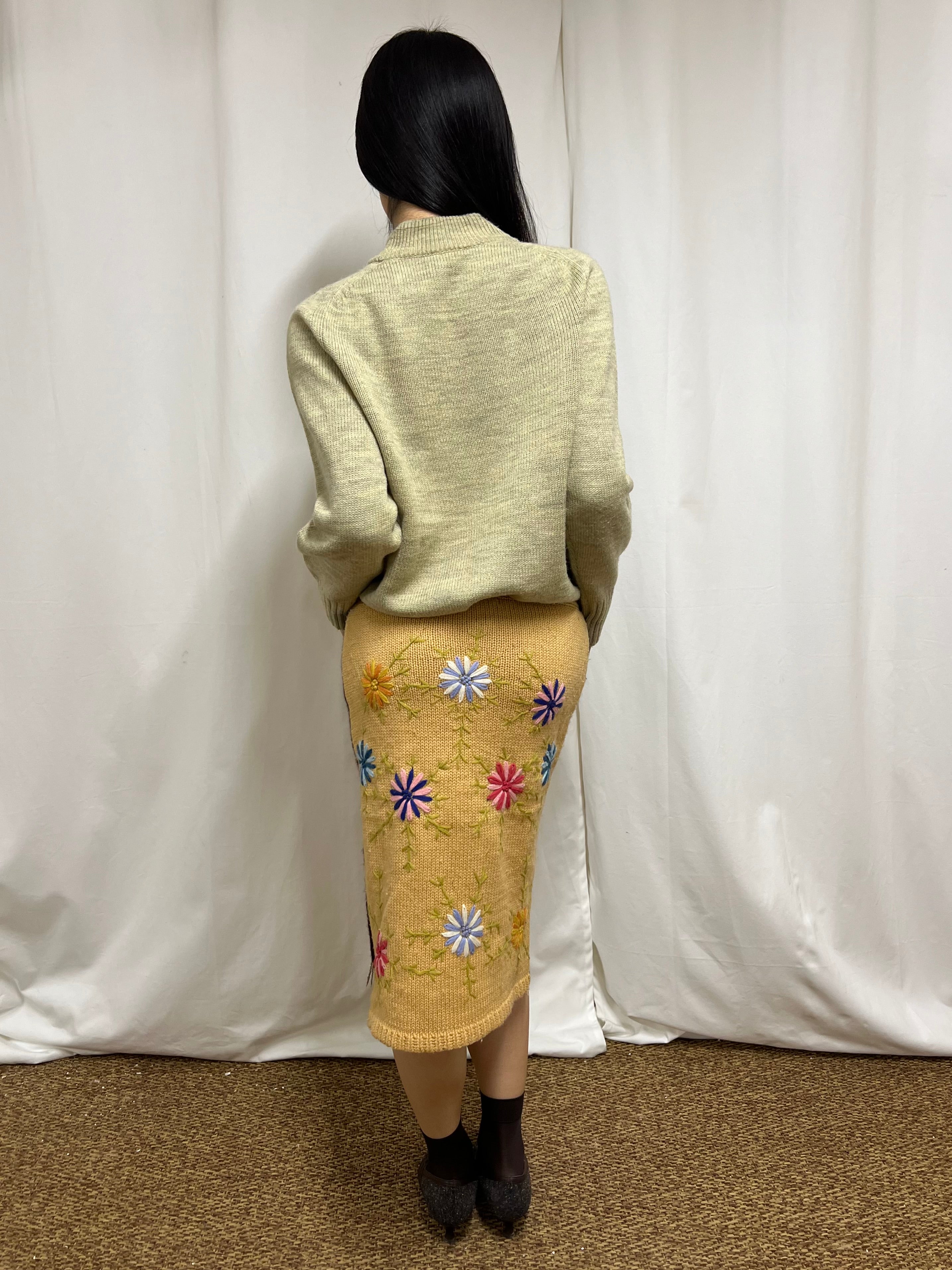 Embroidered knit skirt