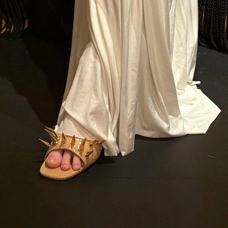Spotlight heel in taupe