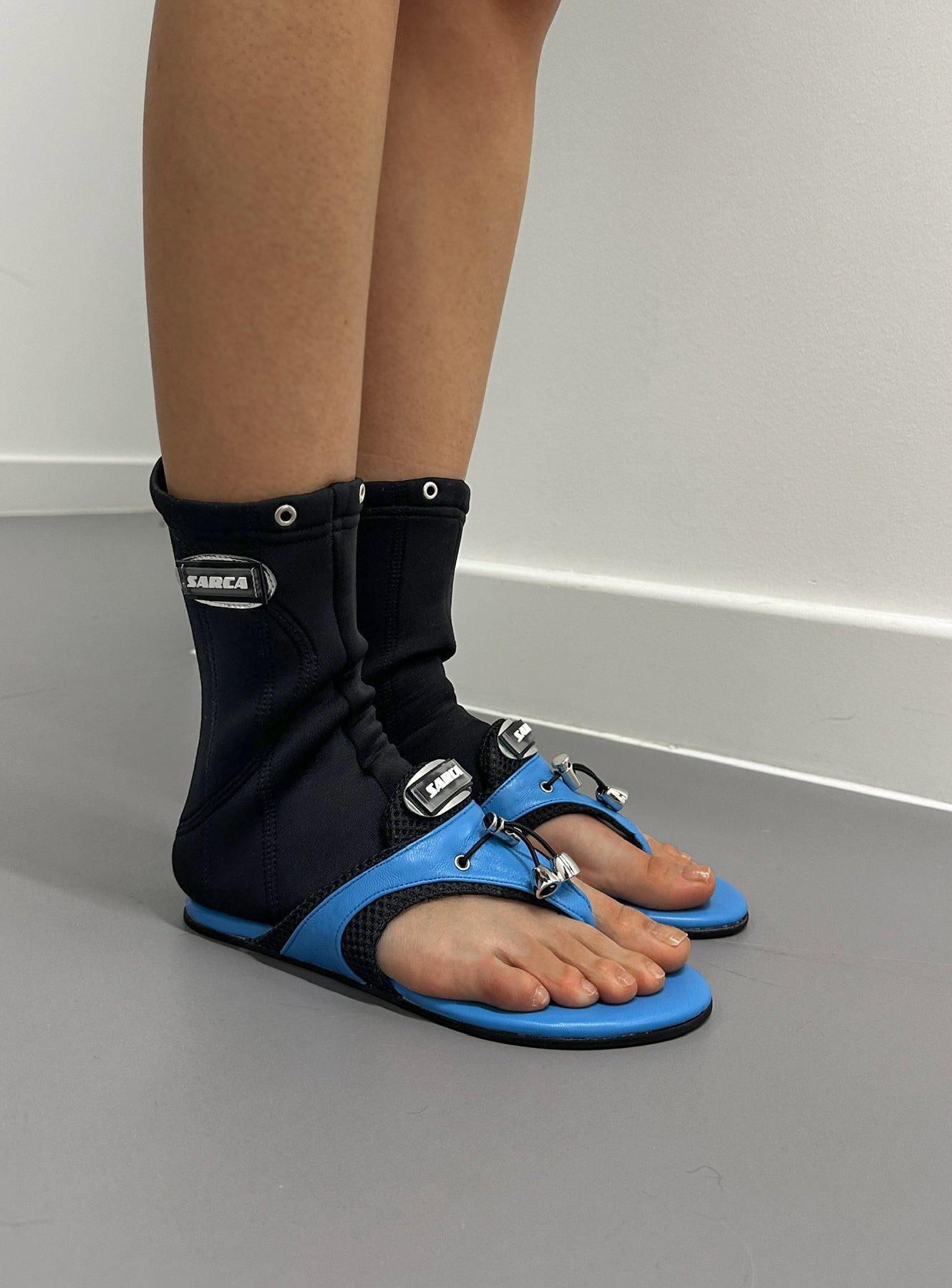 '6 flat sandal with sock