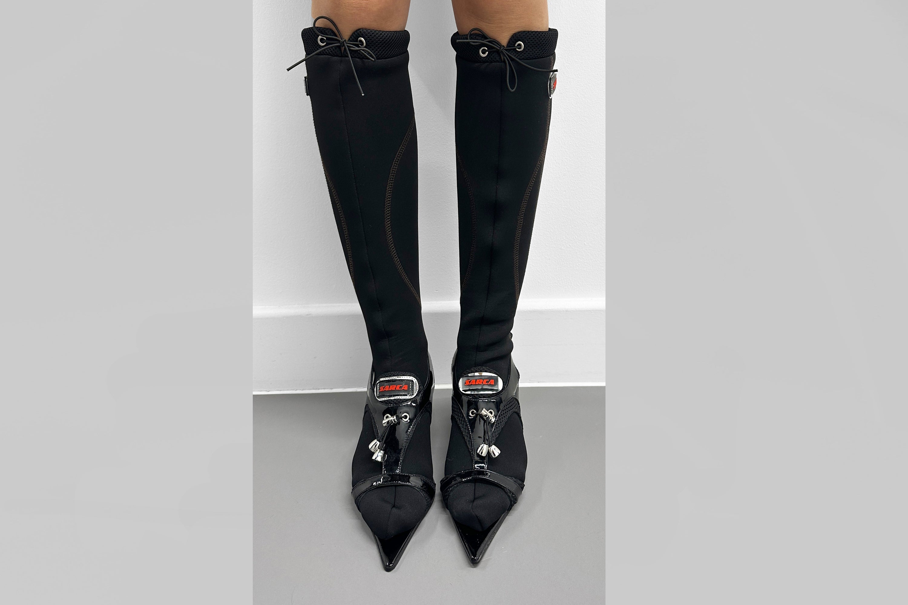 '2 "snowflake" black sandal boot