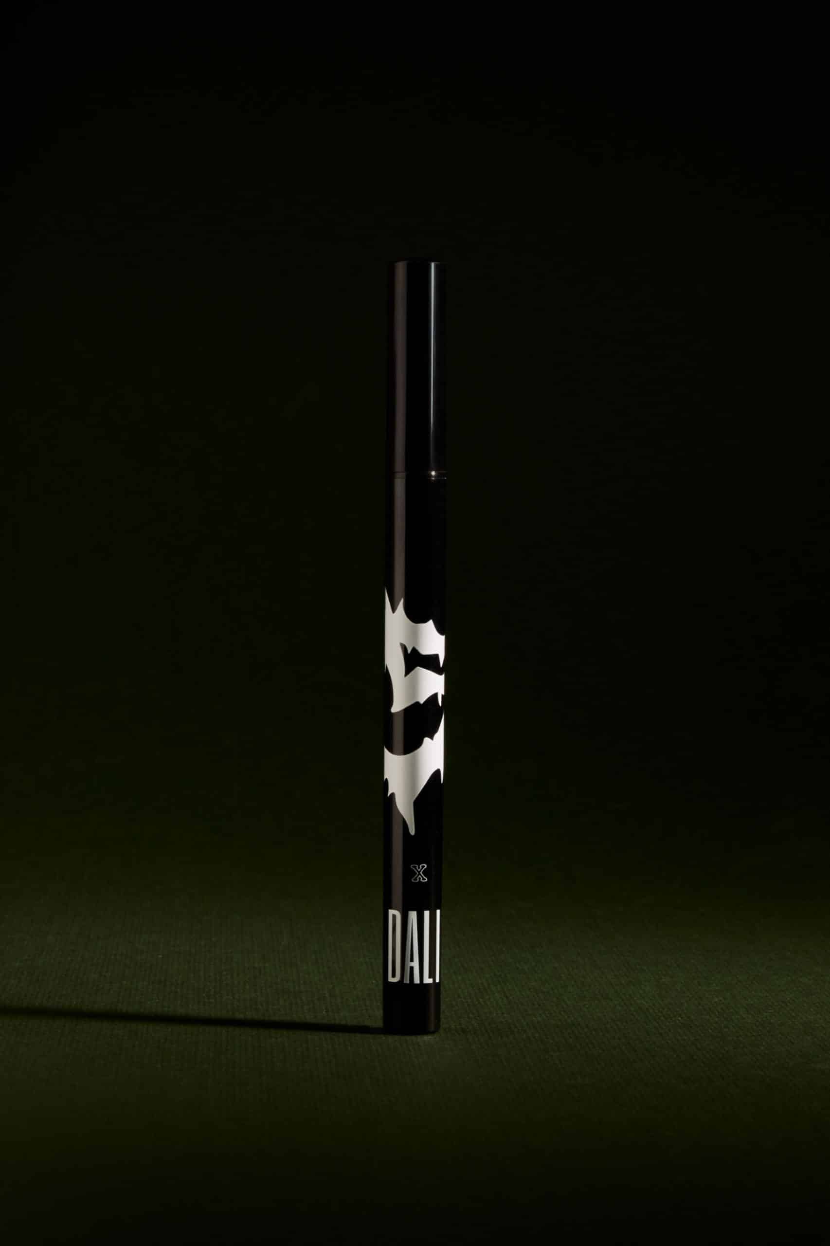 Deep sky darkness eyeliner