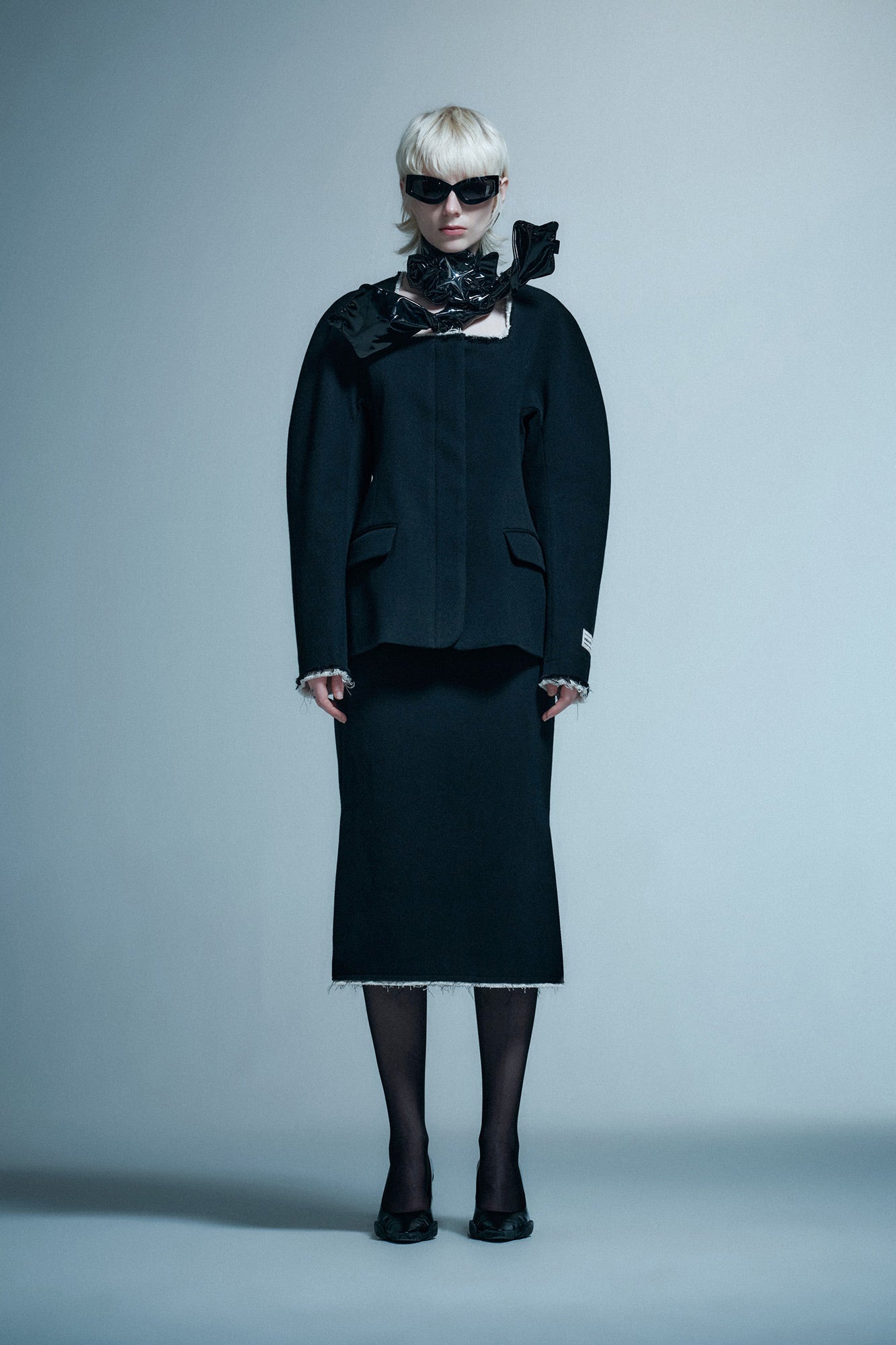 Fleece flowers embellished suit with curved sleeves