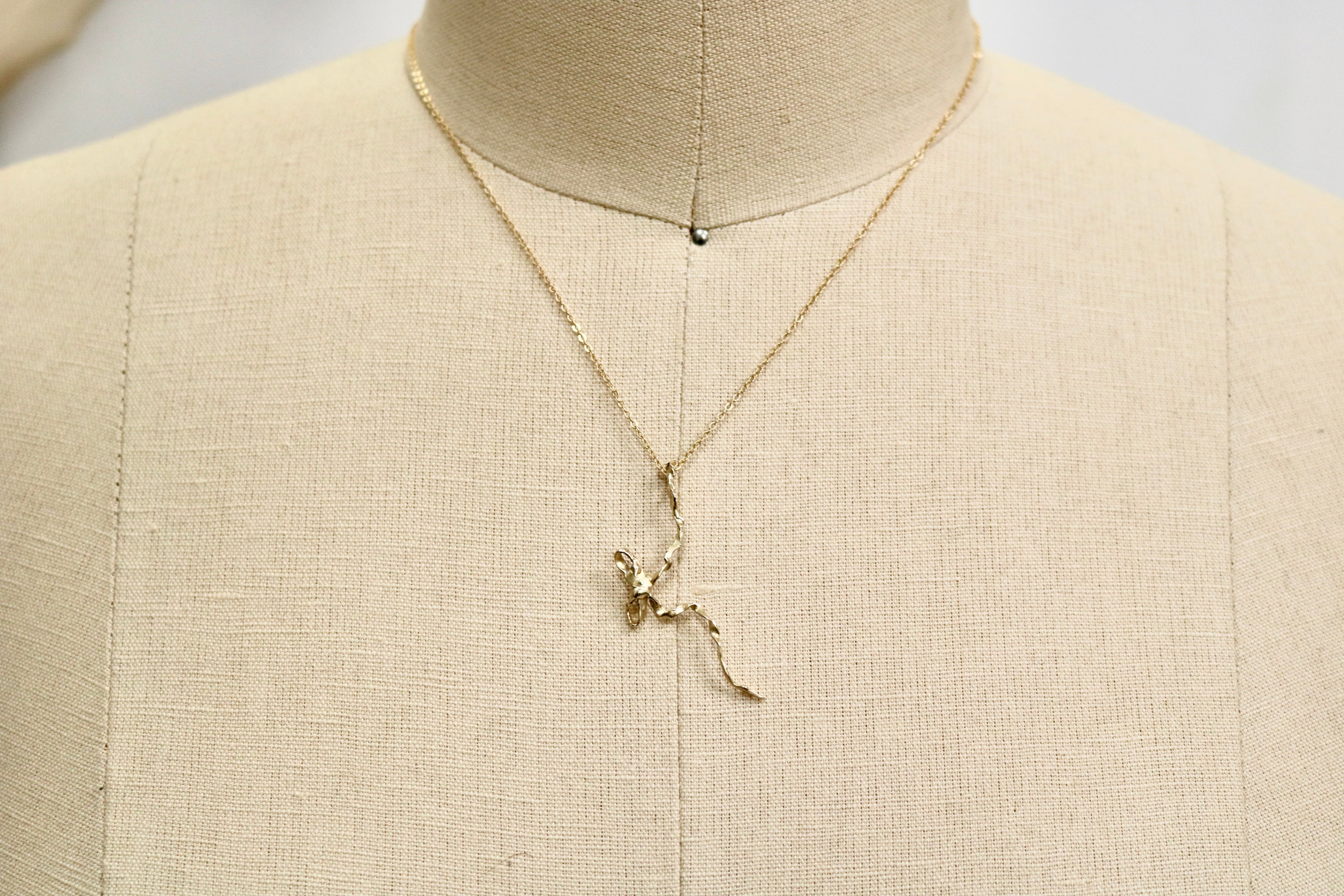 Burnt bow pendant - gold