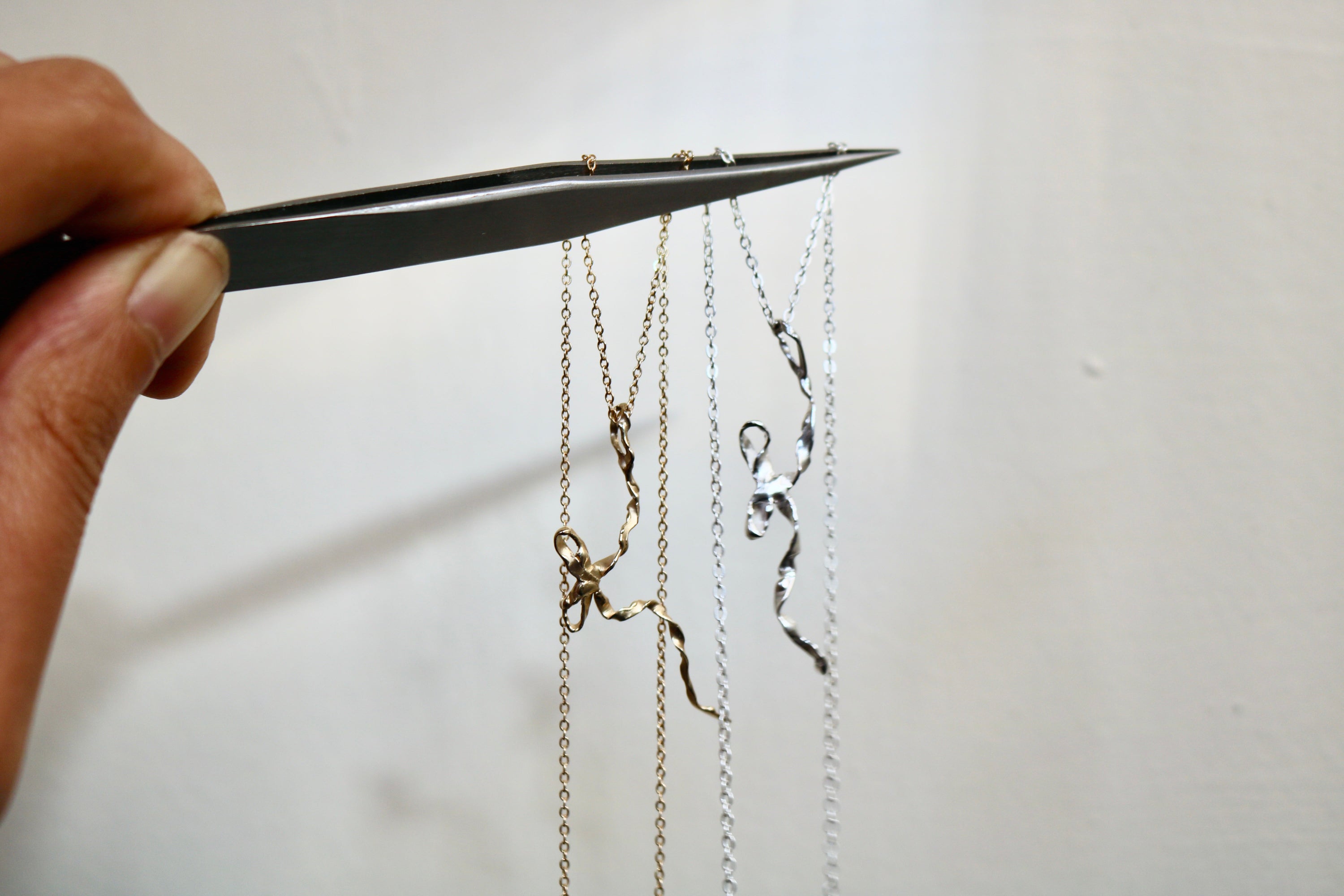 Burnt bow pendant - gold