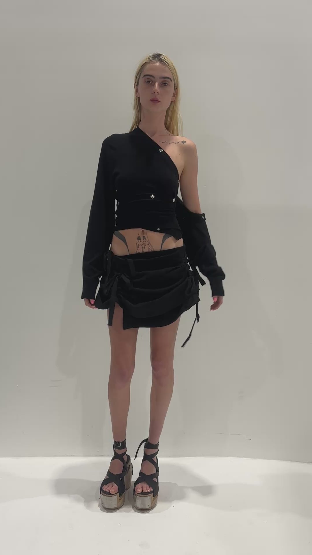 Ruched mini skirt - black