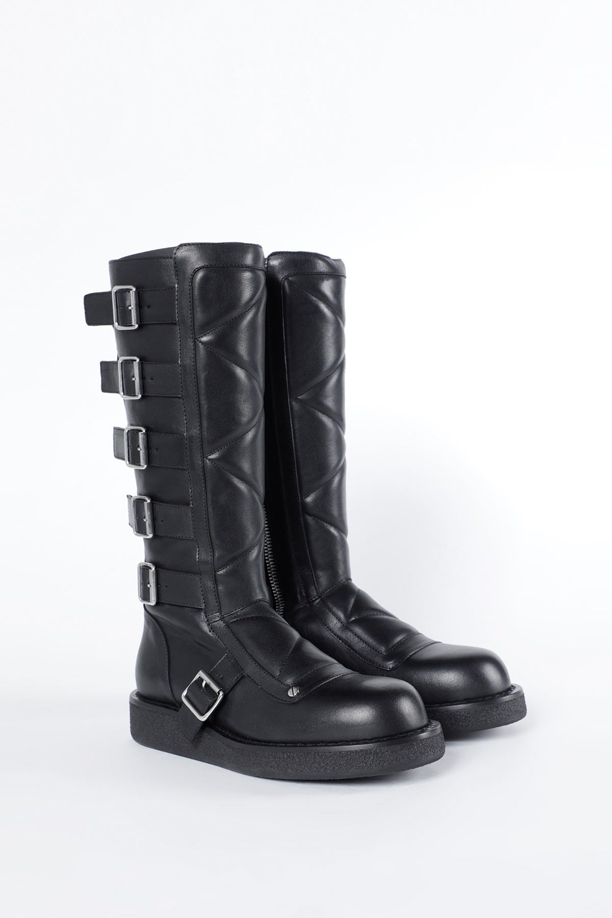 Ditte rounded boots with belts