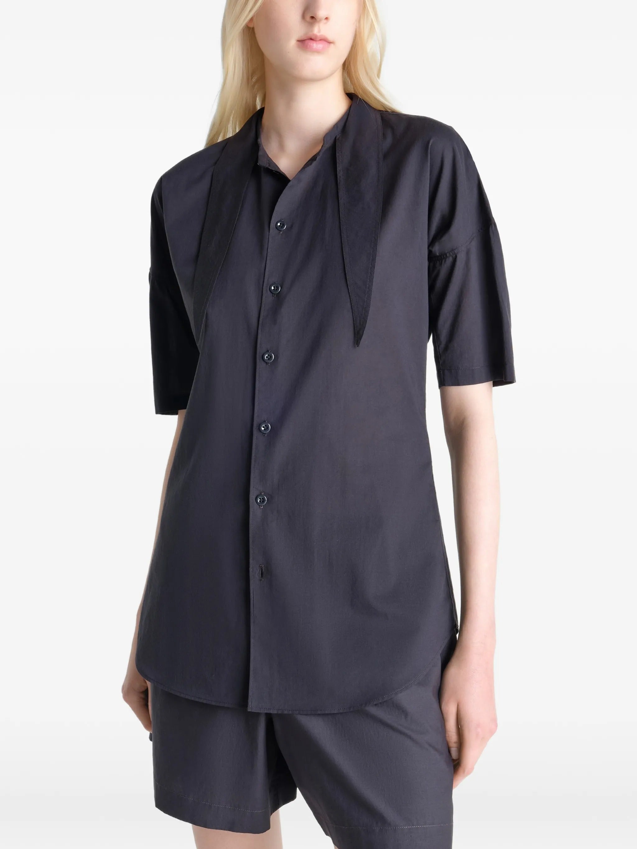 Short sleeve shirt with foulard