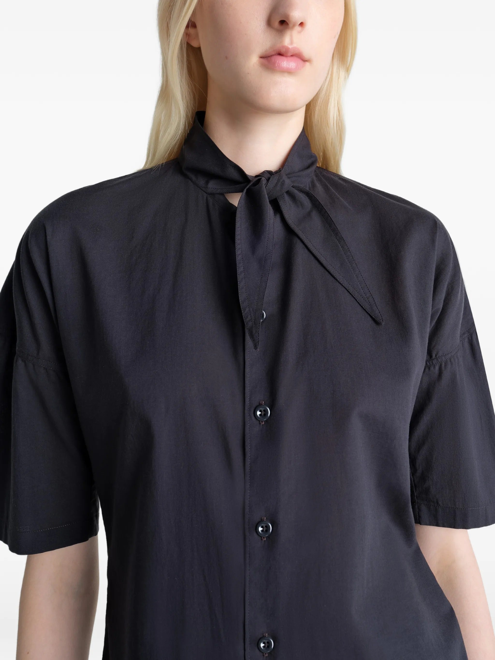Short sleeve shirt with foulard