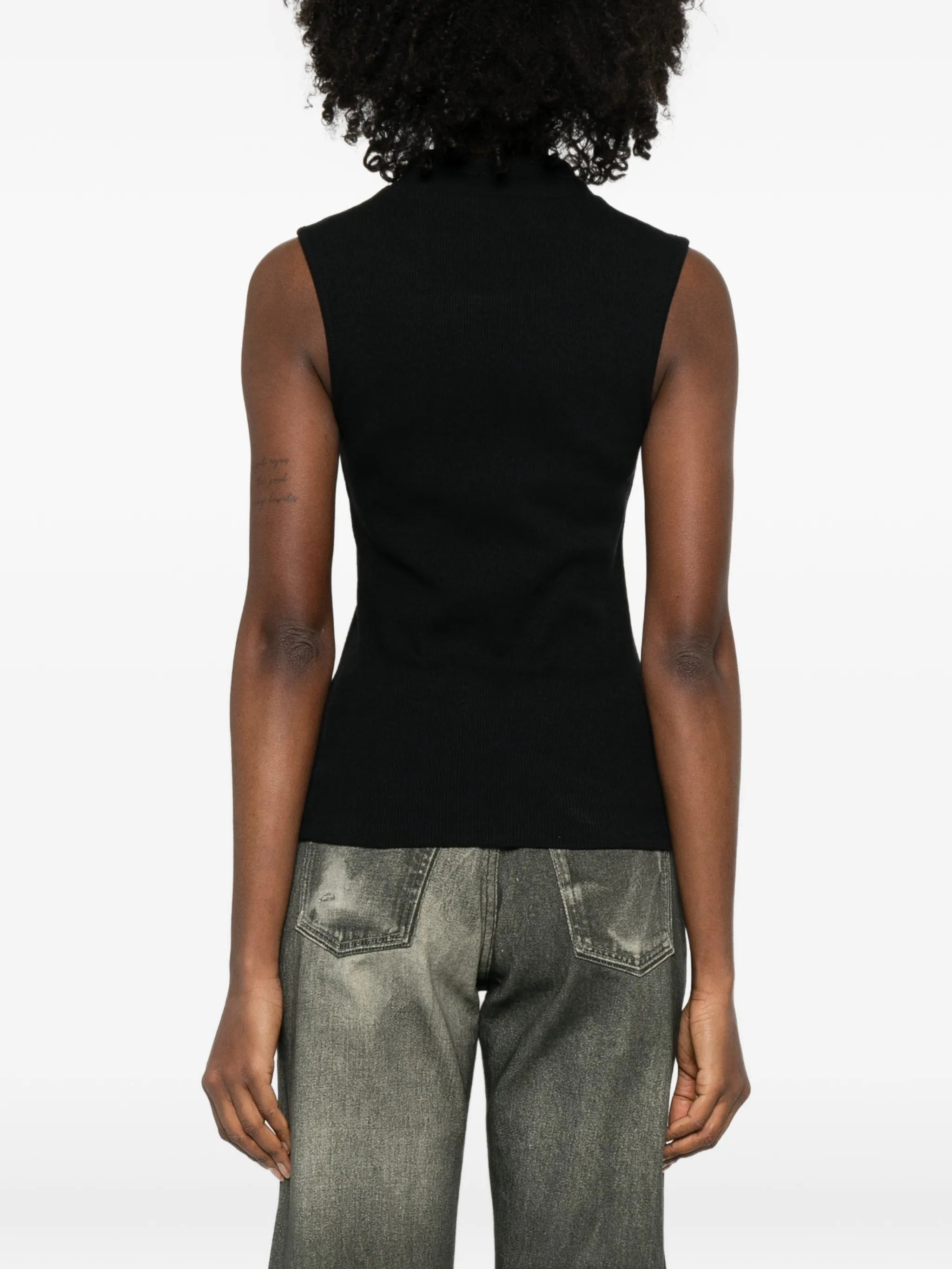 Asymmetrical fitted top