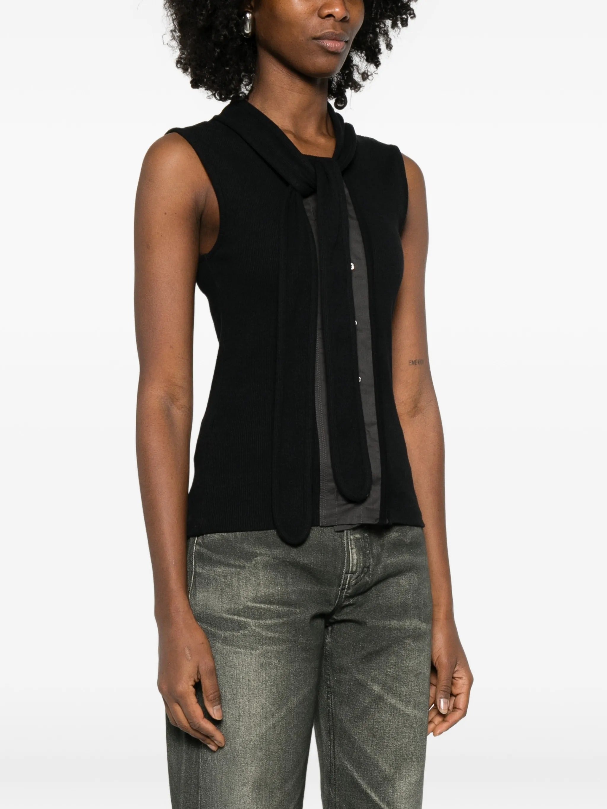 Asymmetrical fitted top