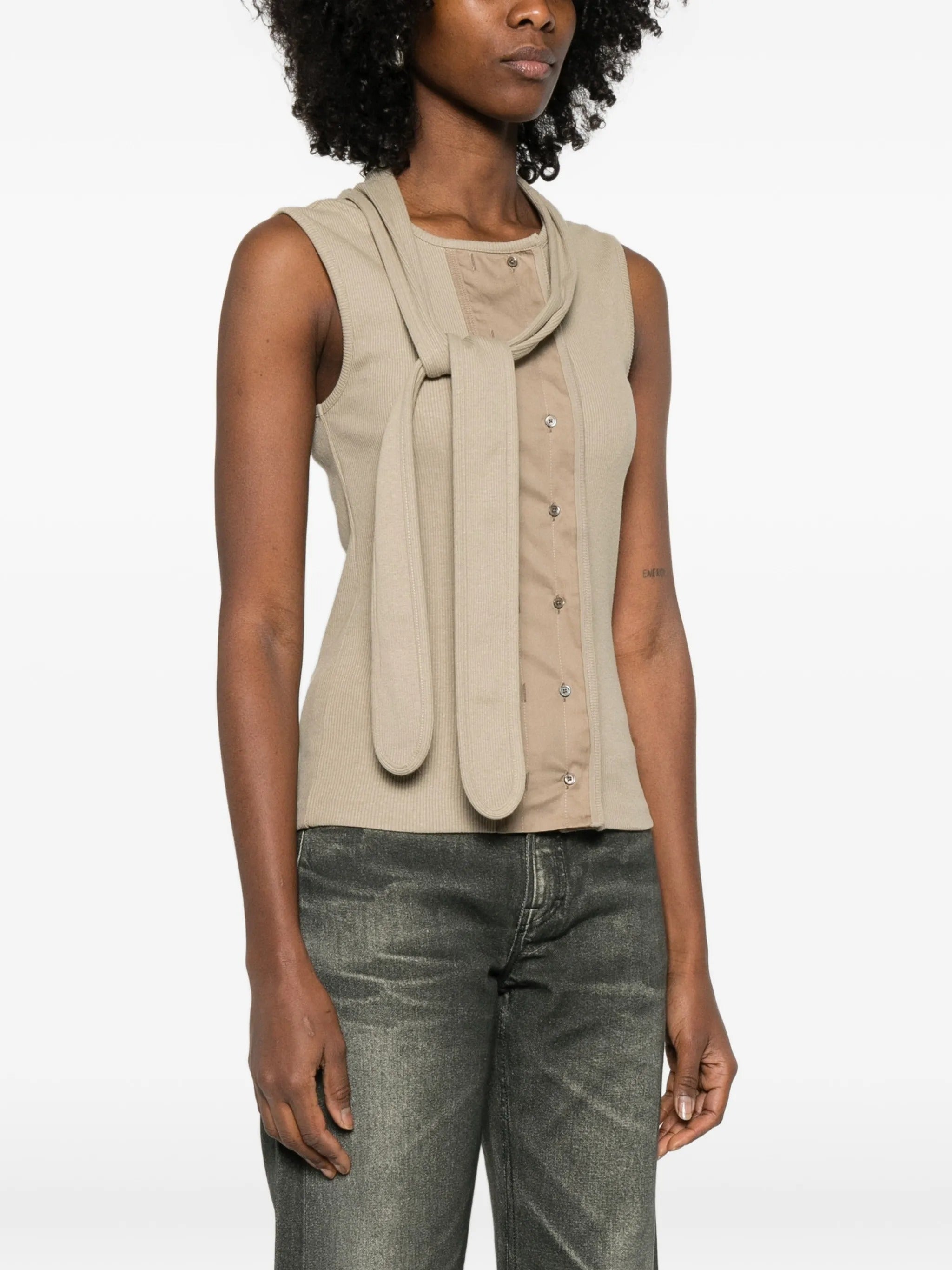 Asymmetrical fitted top