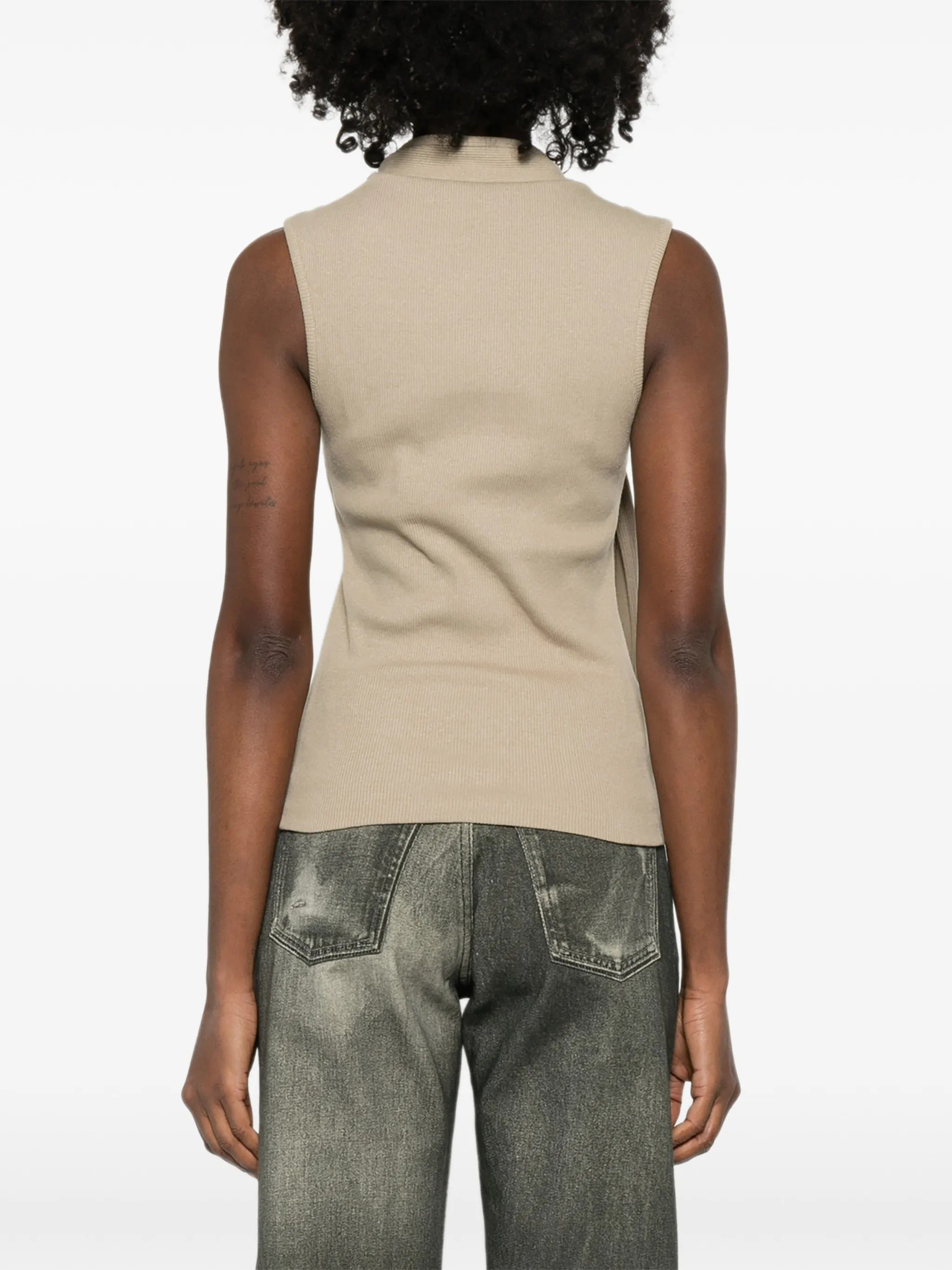 Asymmetrical fitted top