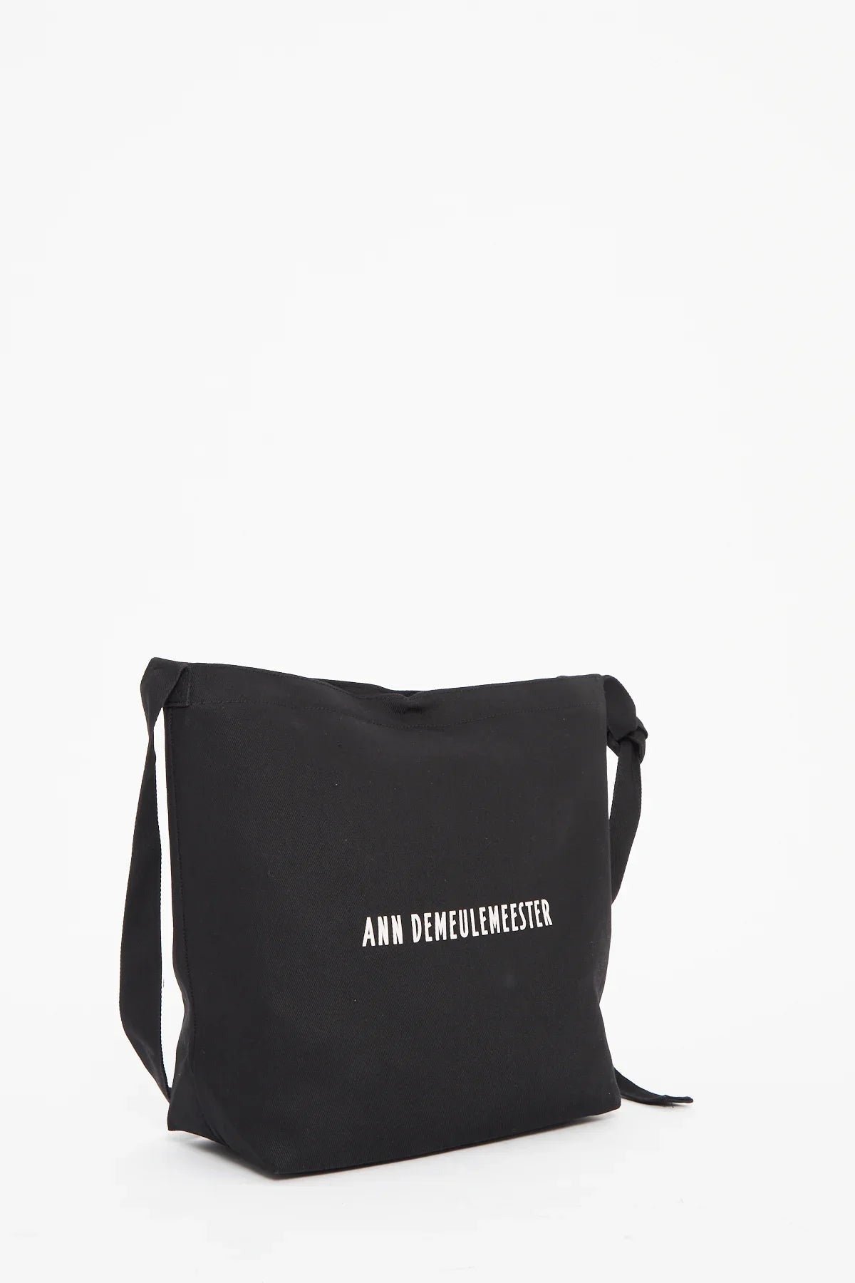 Ad medium shoulder bag with adjustable strap