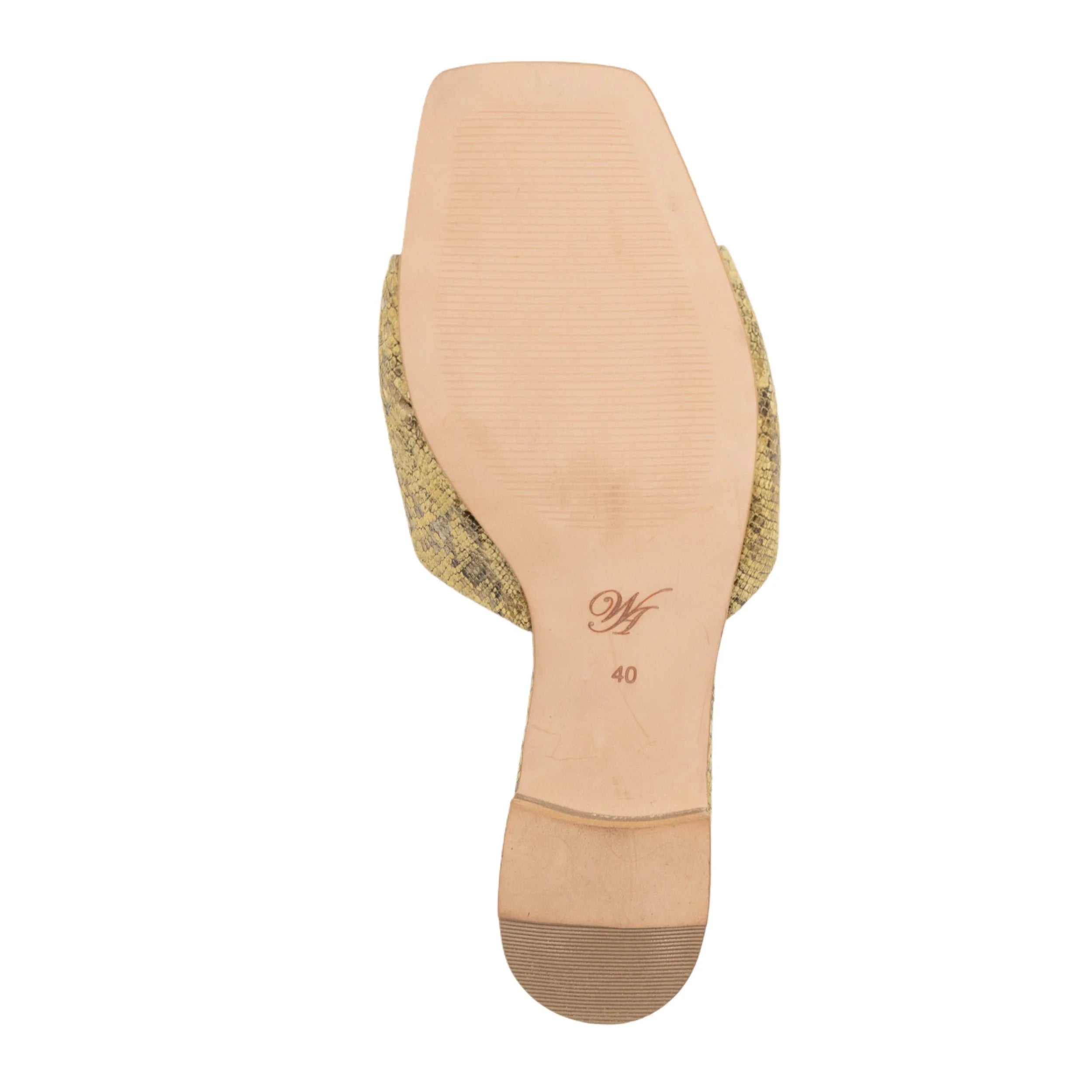 Spotlight flats in saffron