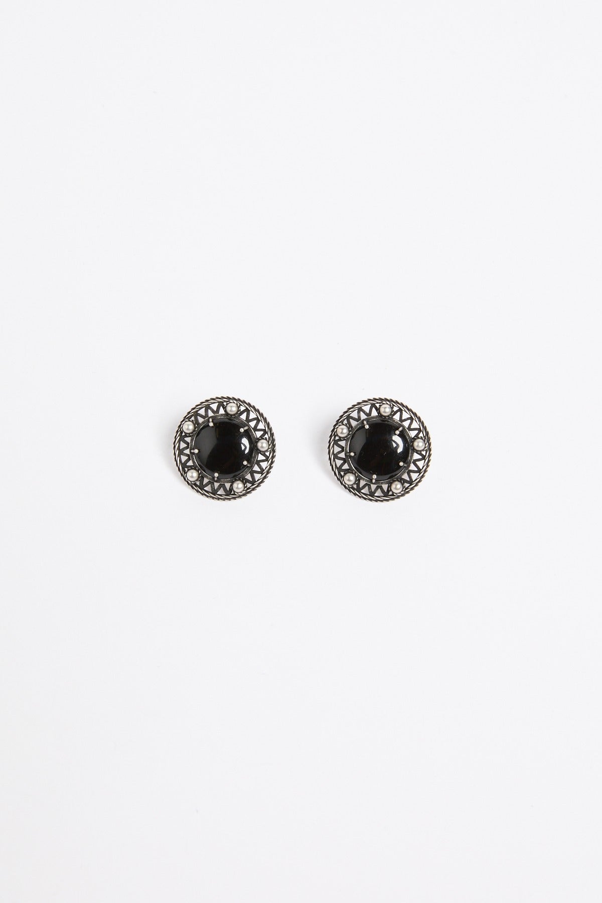 Aimy black grained cabochon earrings