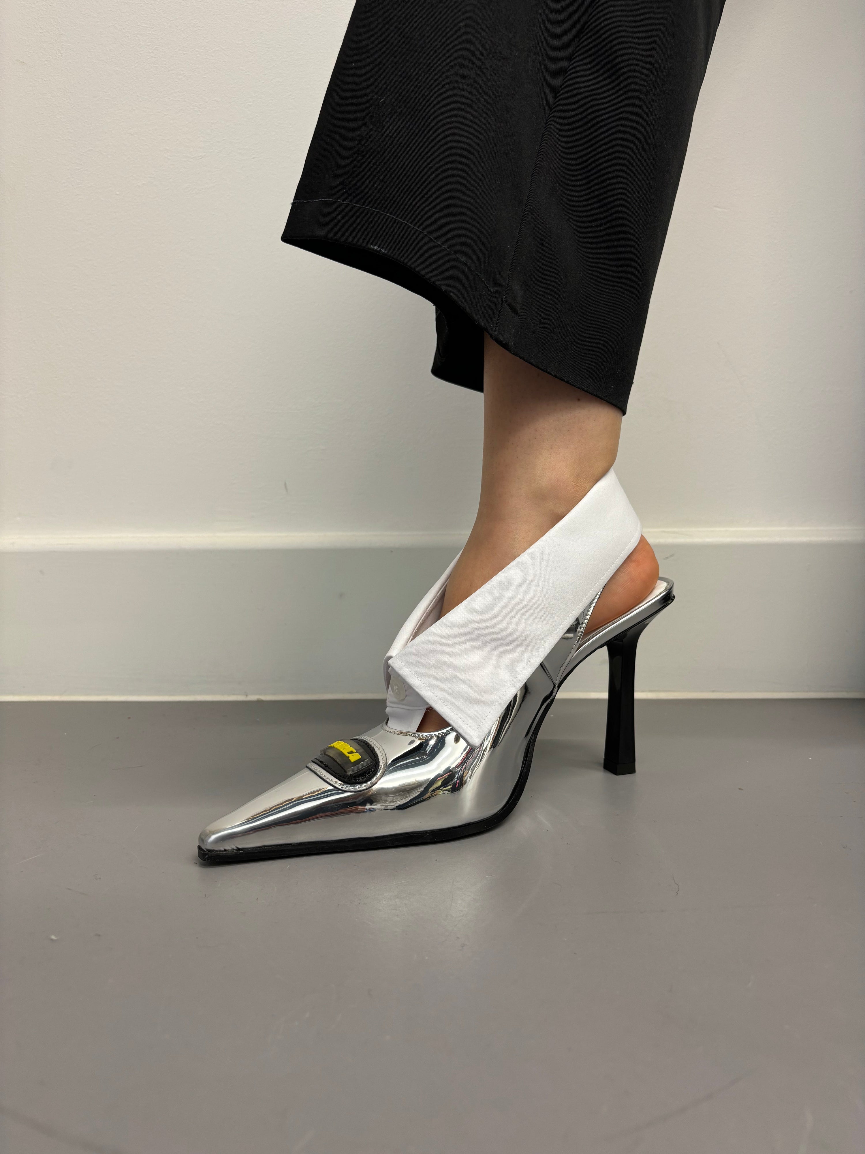 Collar high heels with logo