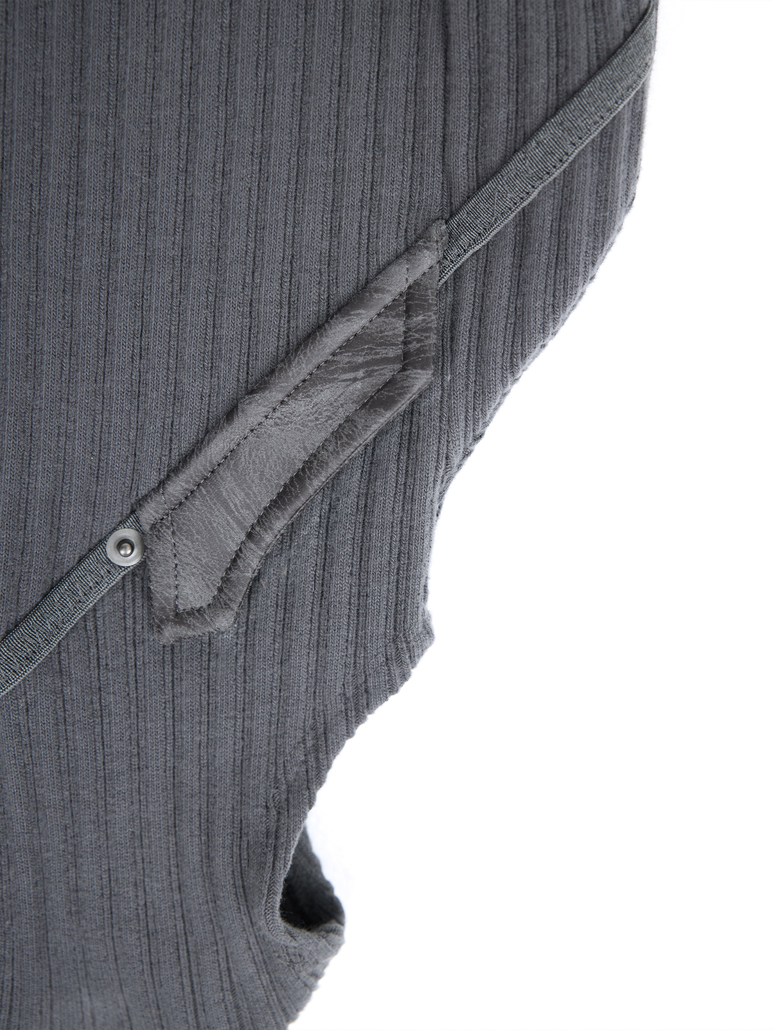 Asymmetric leg warmer