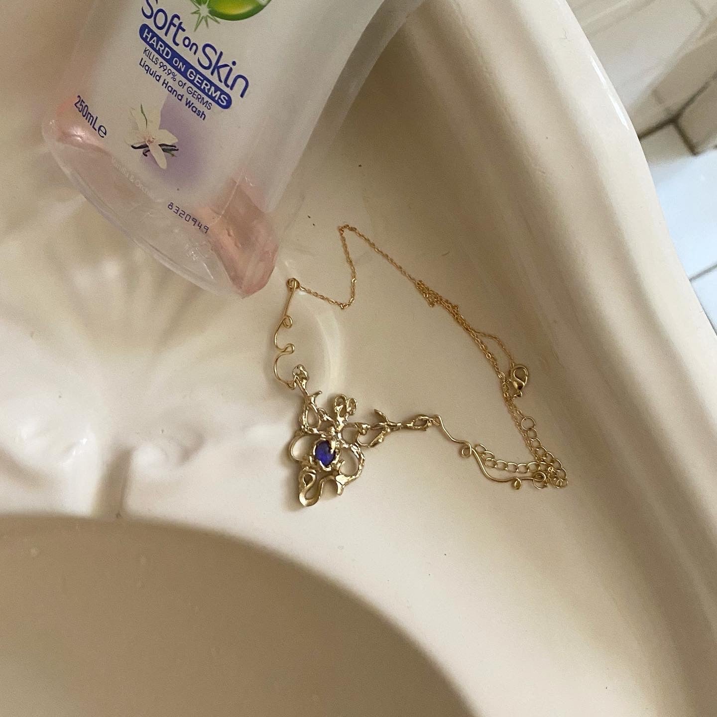 Metamorphosis necklace - gold