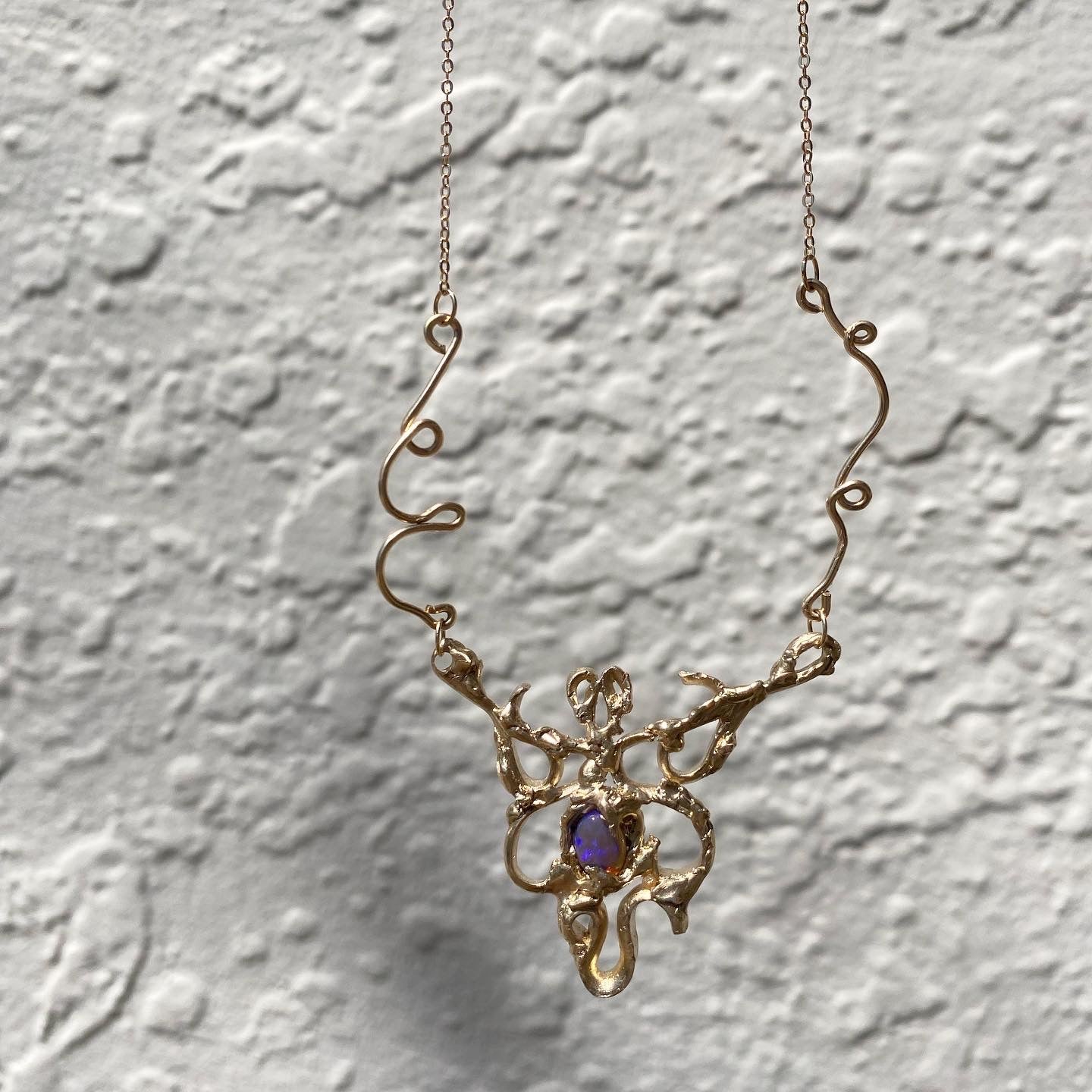 Metamorphosis necklace - gold