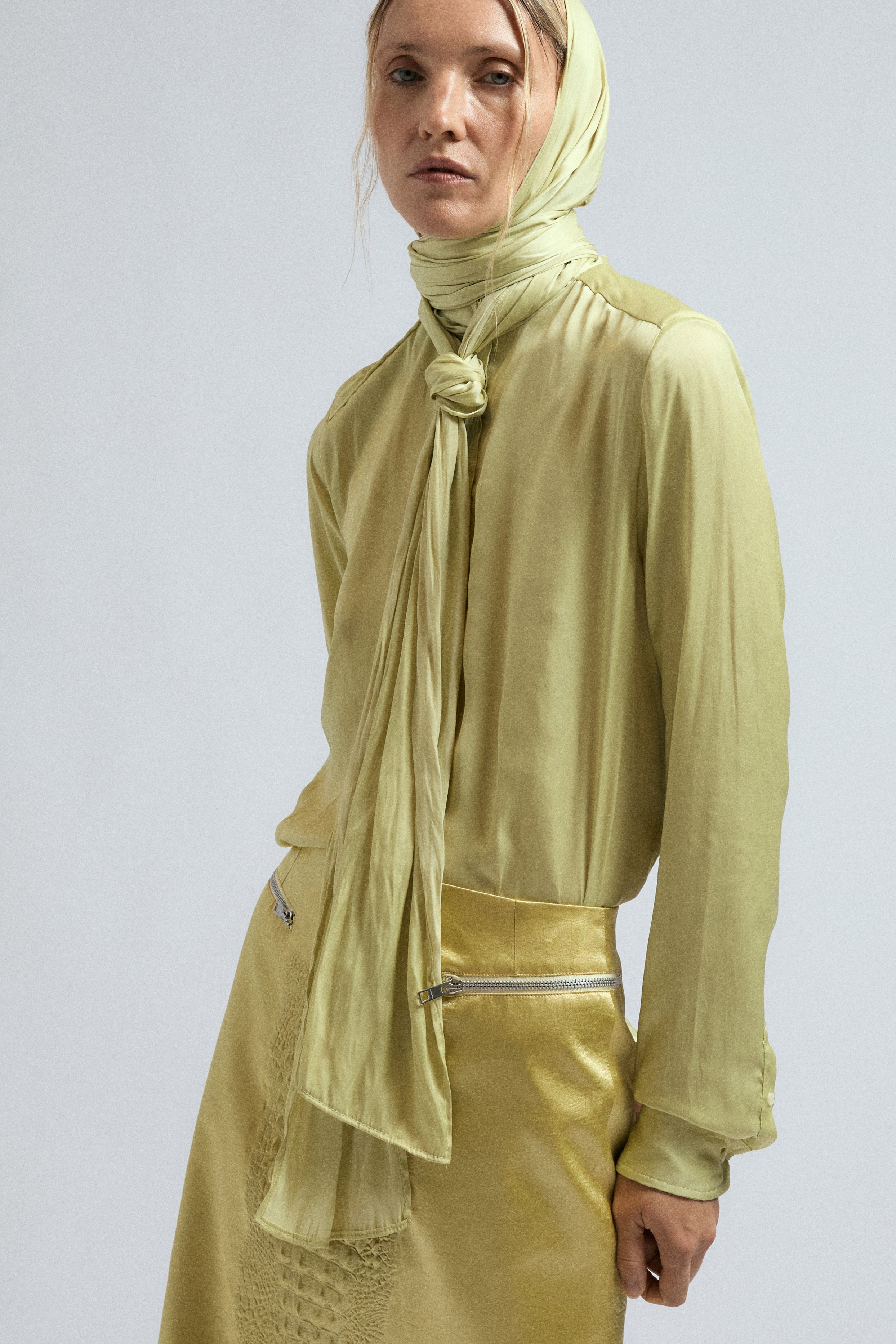 Bow shirt canary