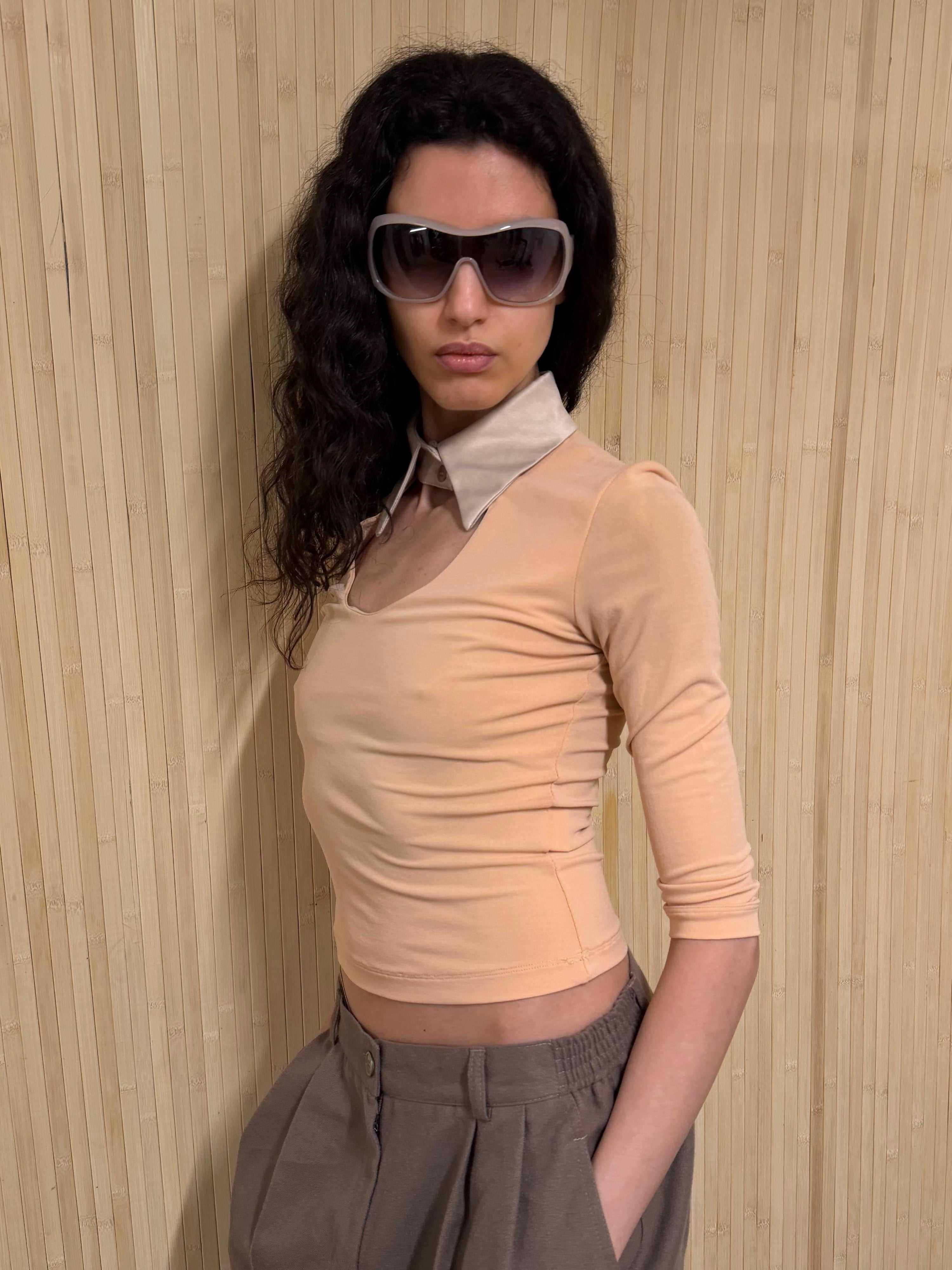 Floating collar tee