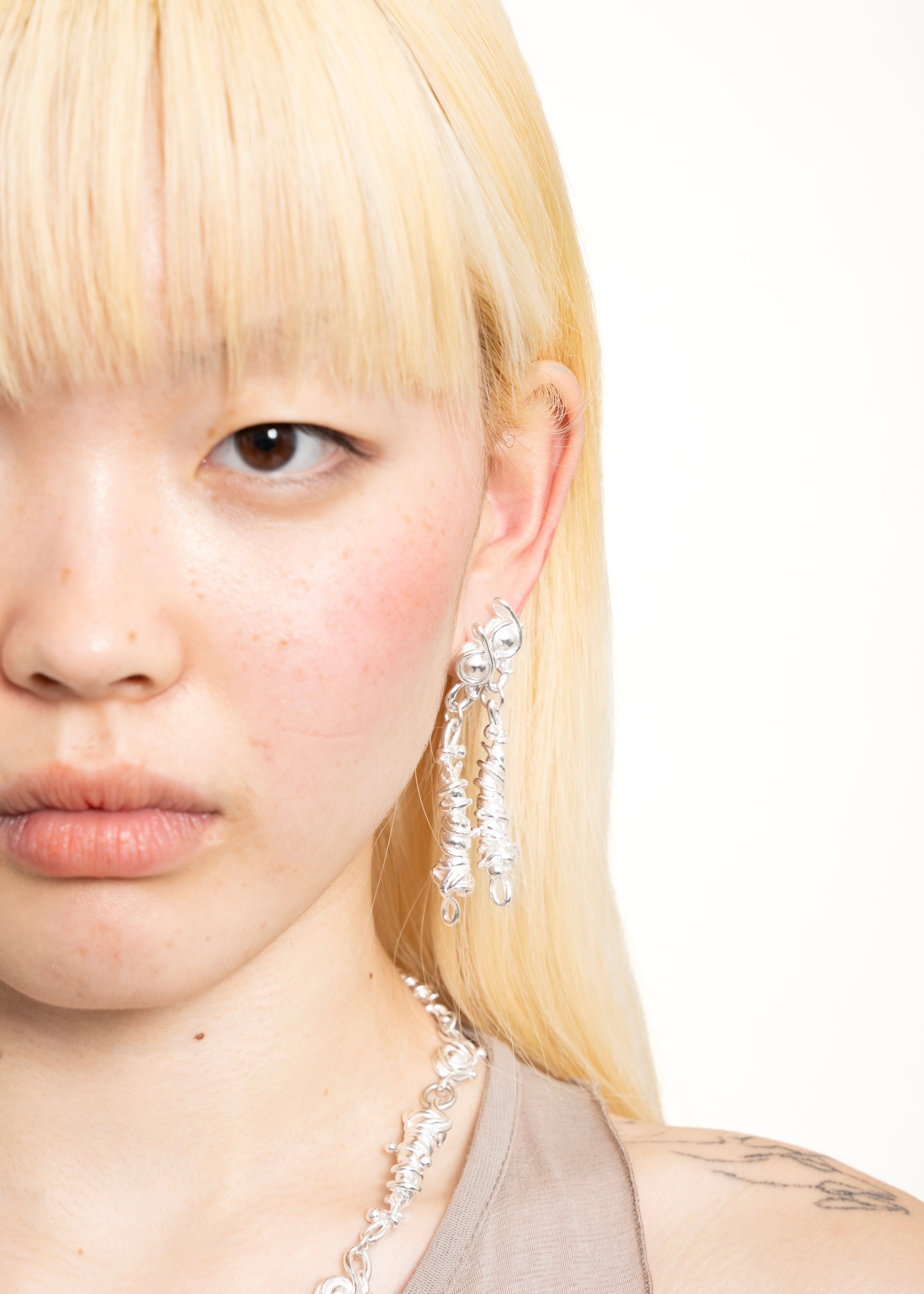 Omyo pendulum ear studs