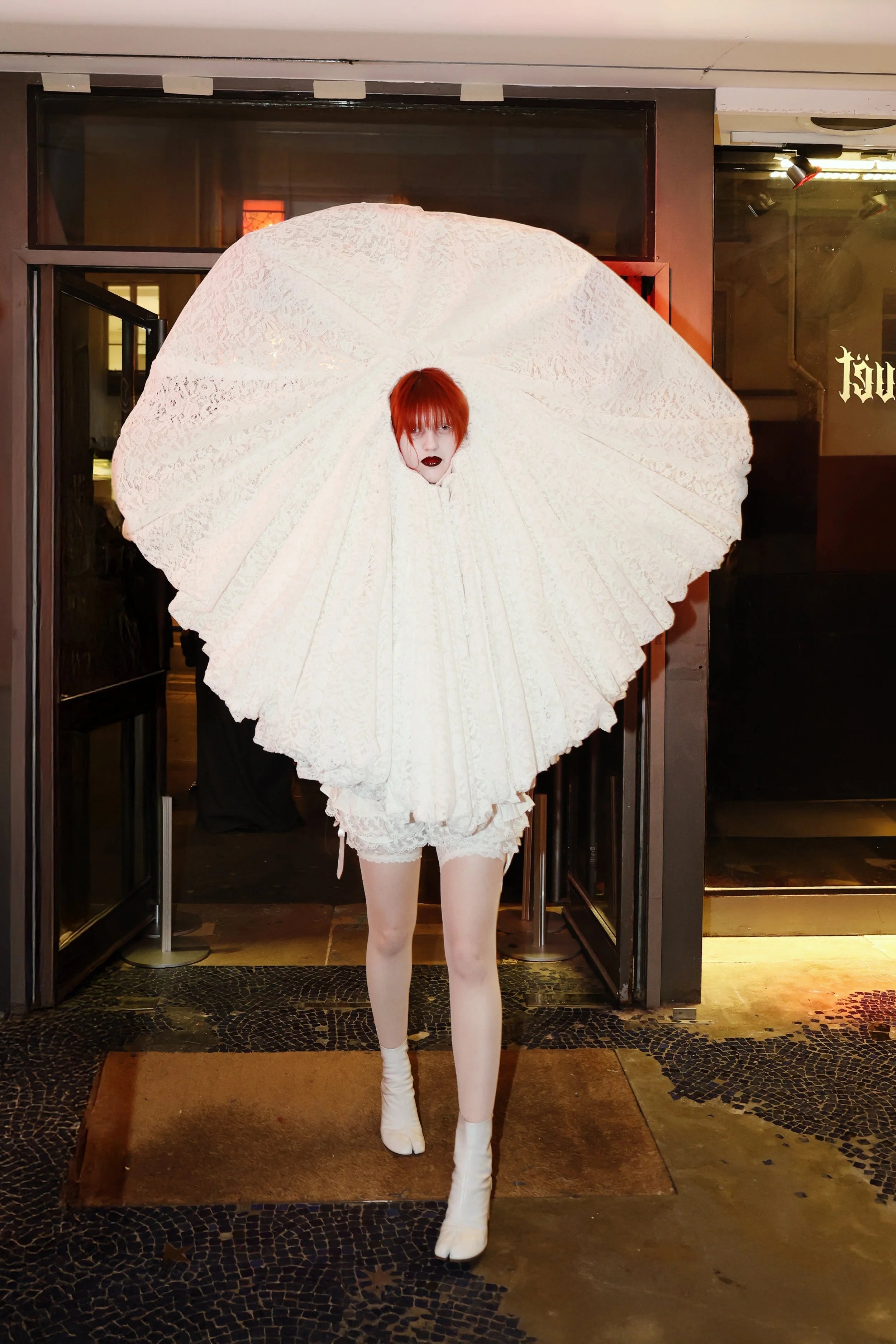 Énorme collerette en dentelle blanche