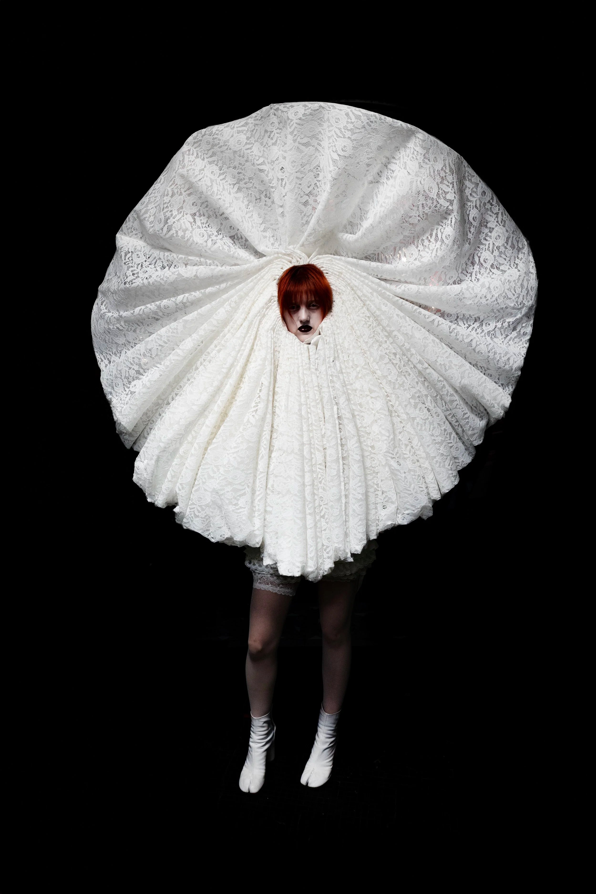 Énorme collerette en dentelle blanche