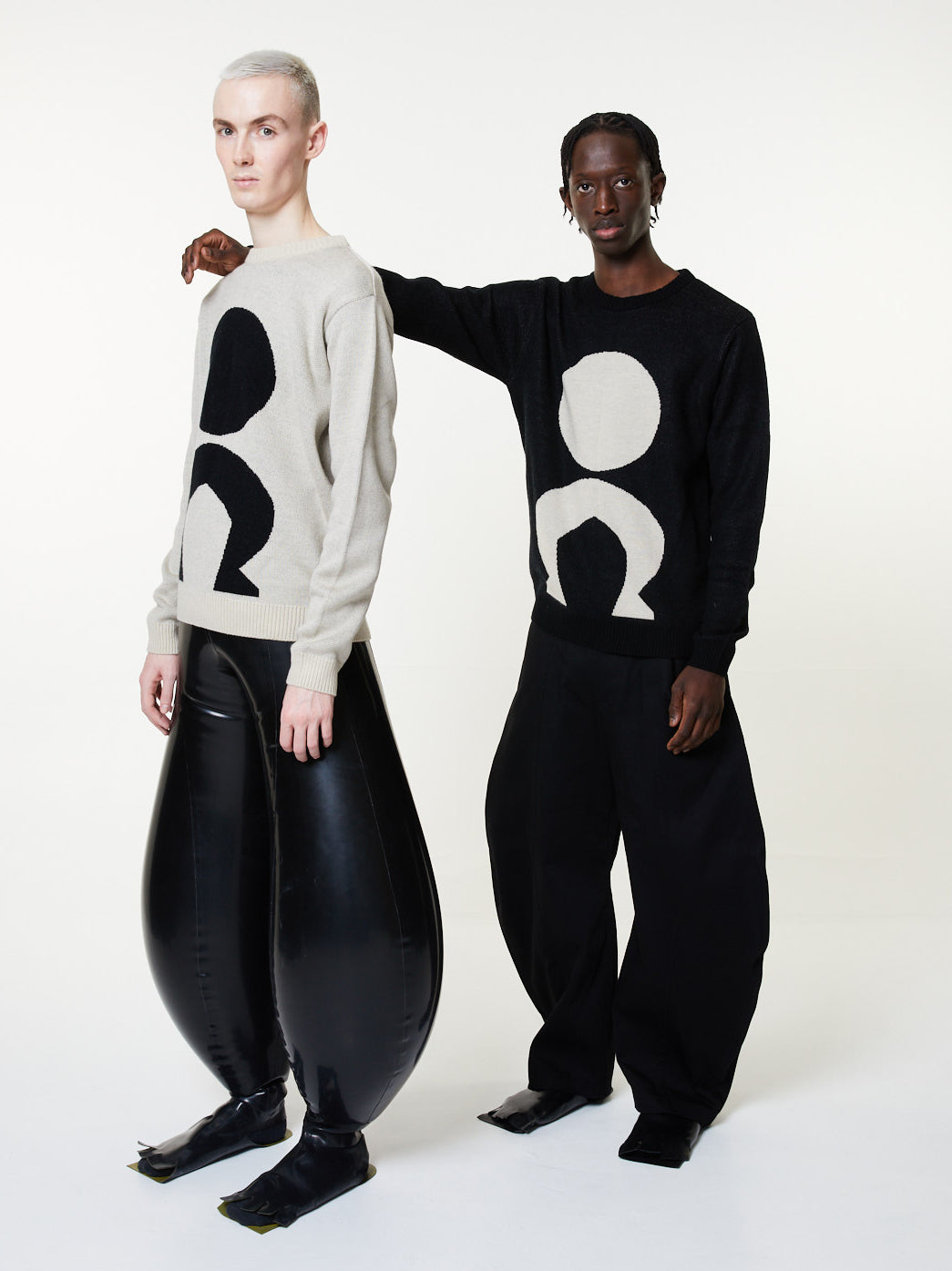 Black essential jumper | relaxed fit