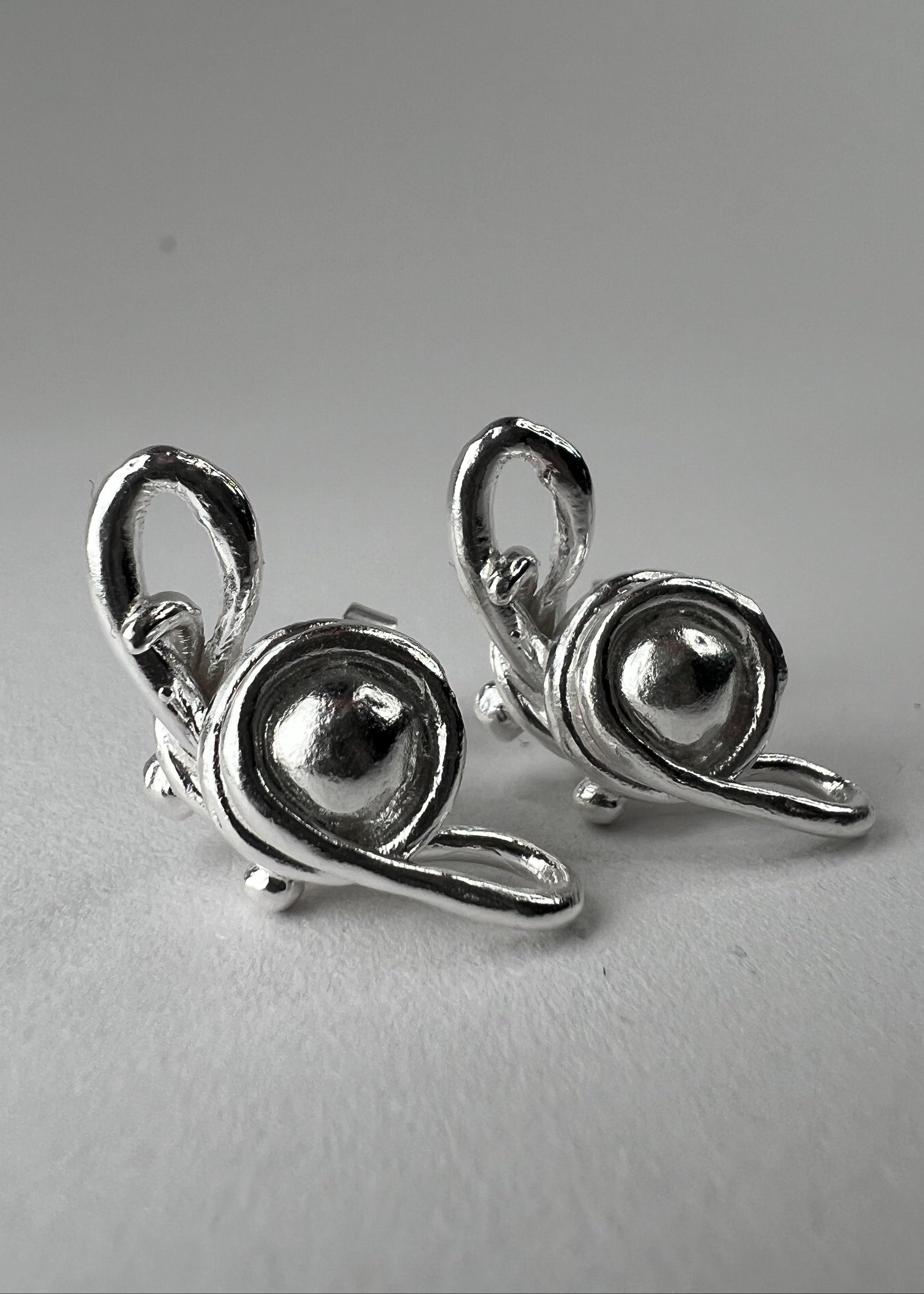 Omyo ear studs