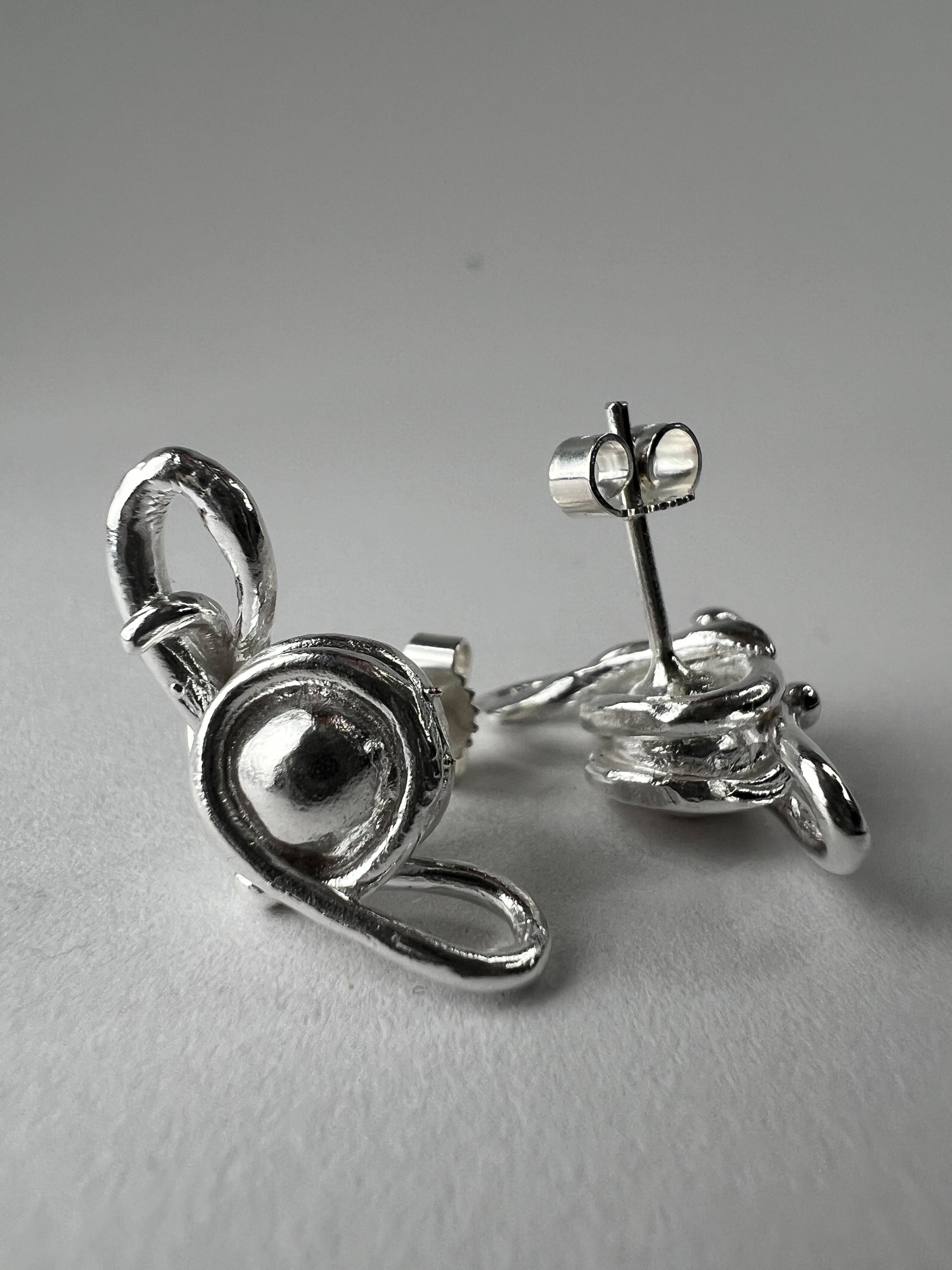 Omyo ear studs