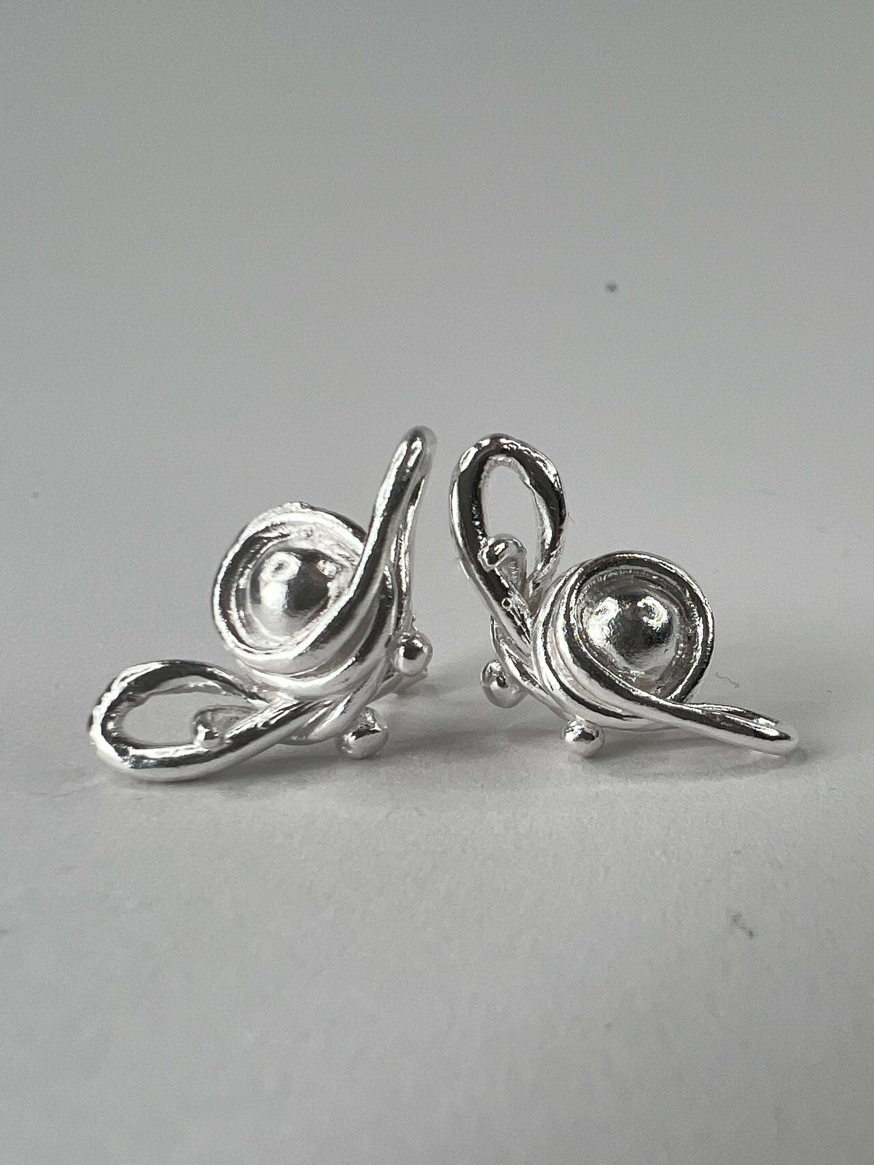 Omyo ear studs