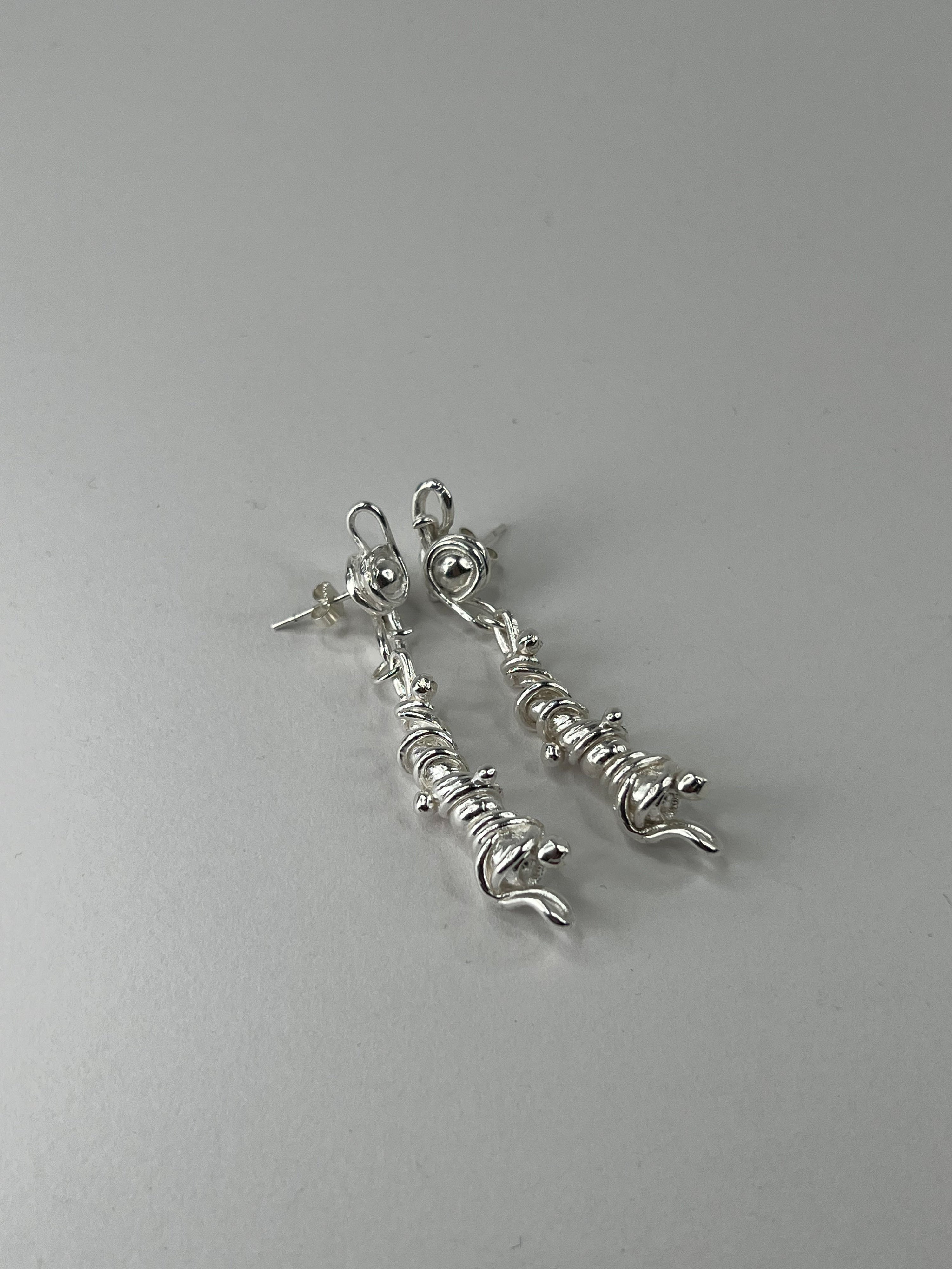 Omyo pendulum ear studs