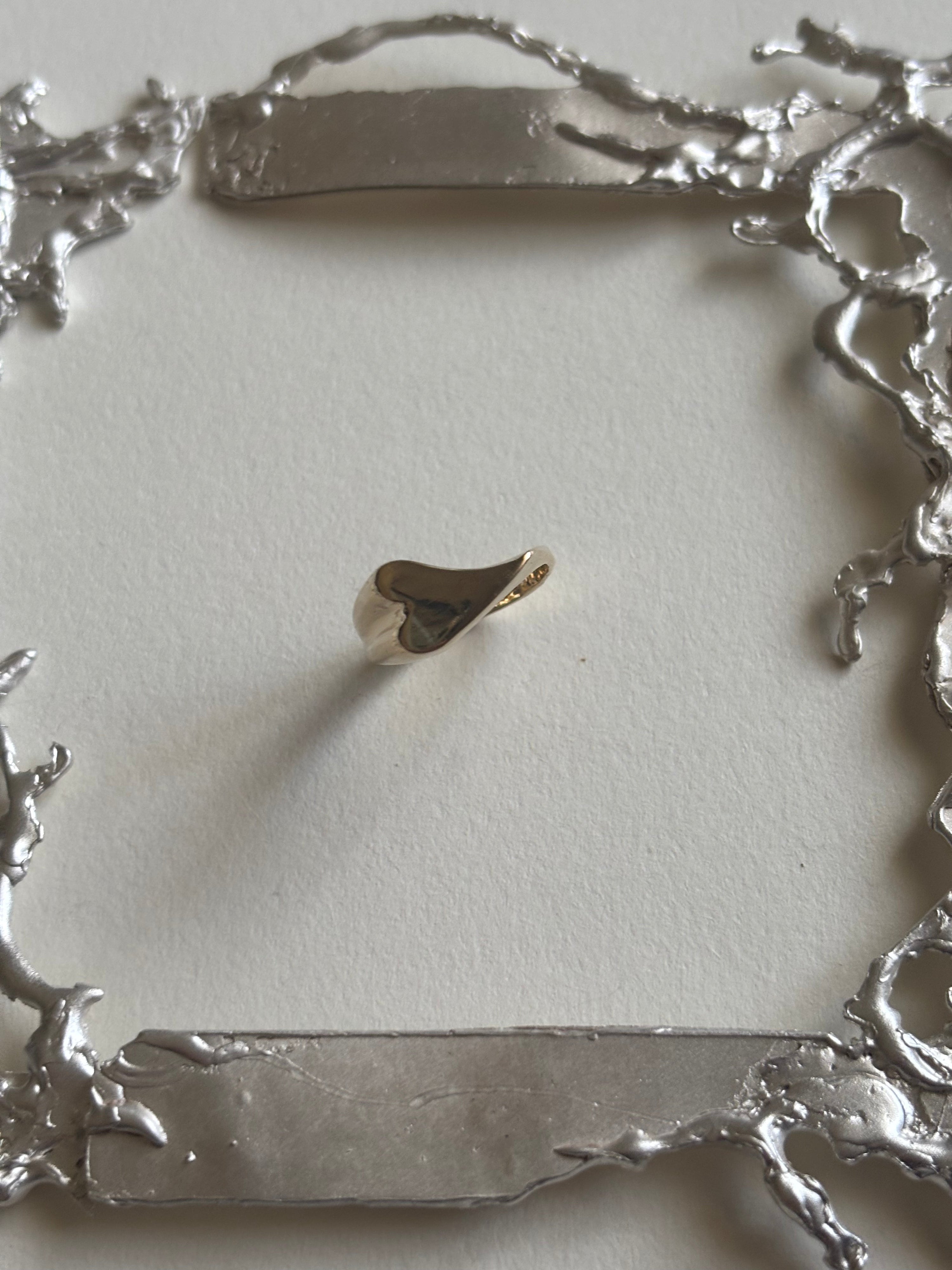 A holding place ring - gold