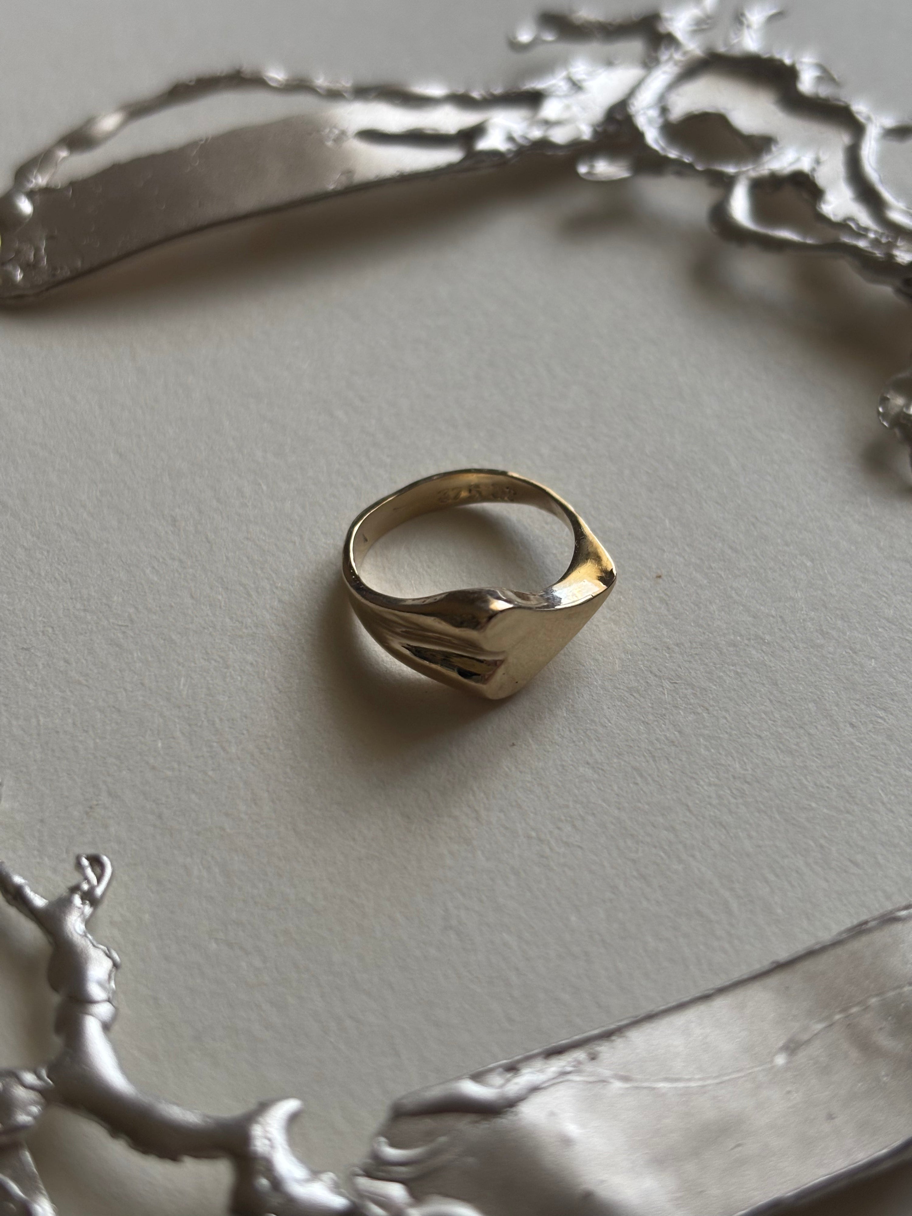 A holding place ring - gold
