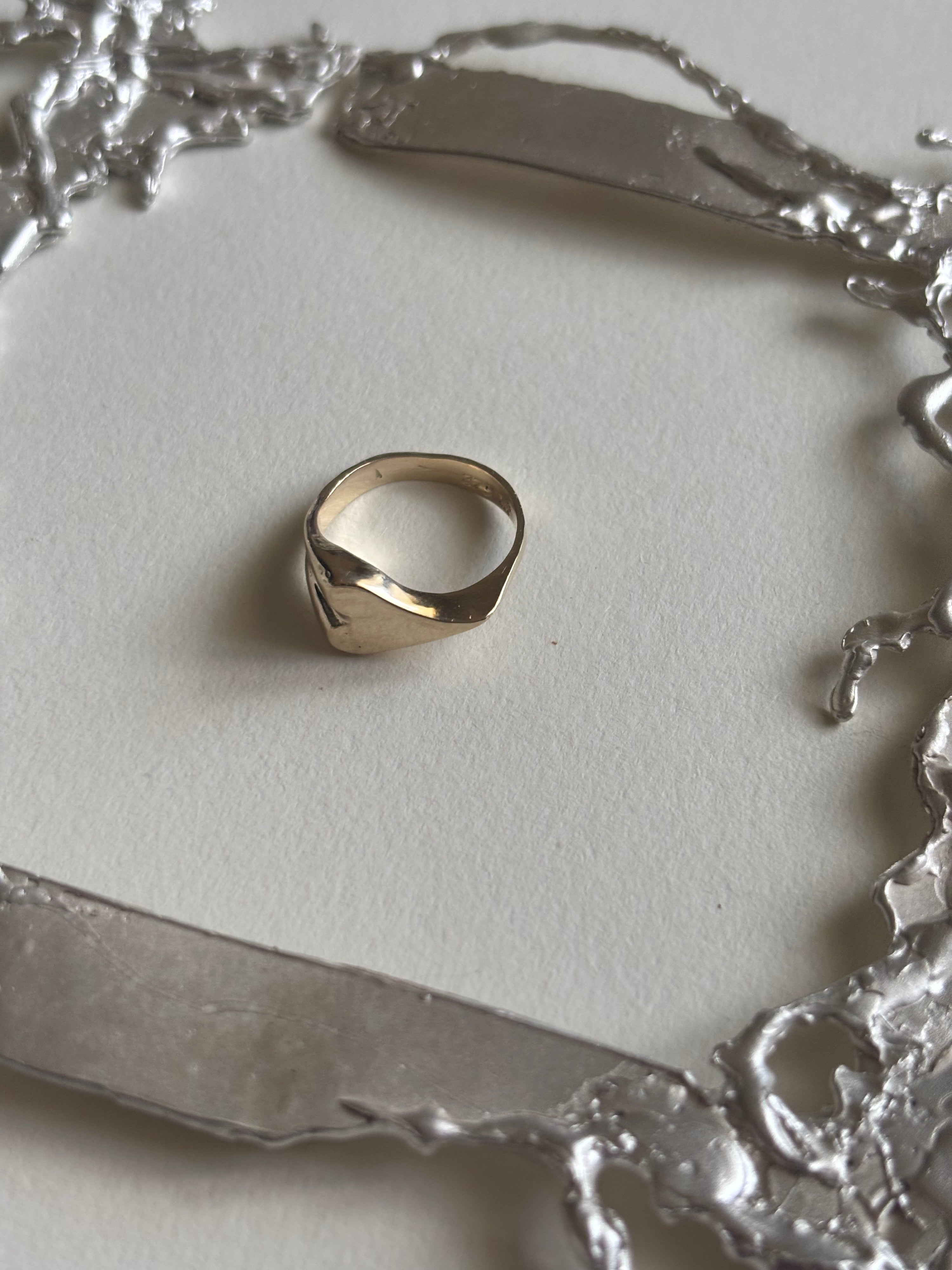 A holding place ring - gold