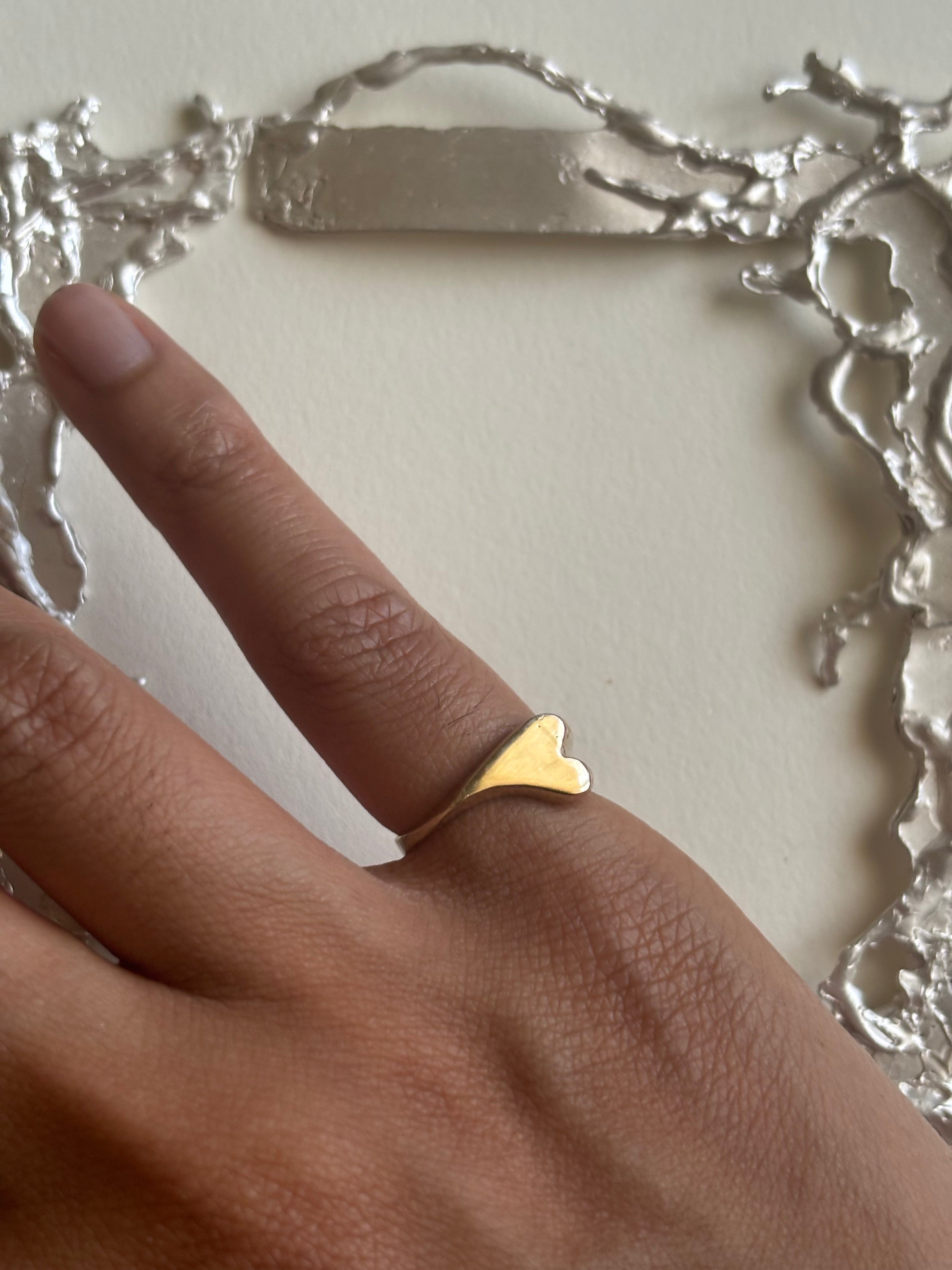A holding place ring - gold
