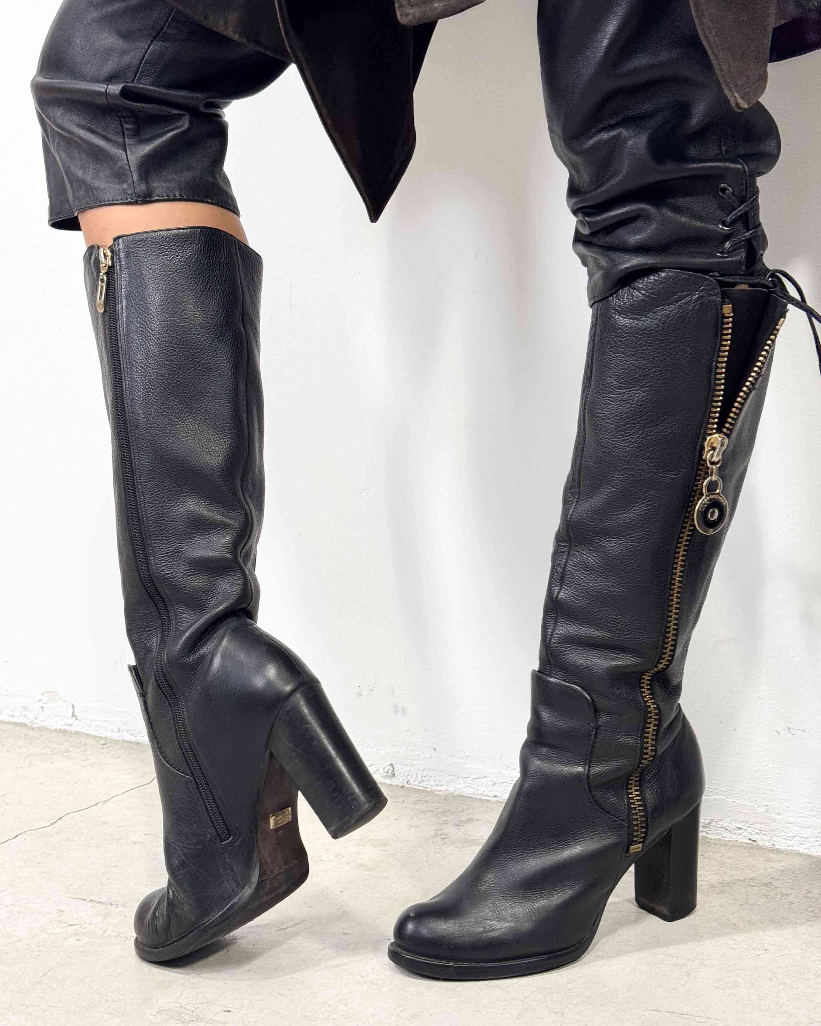 The aroa boots