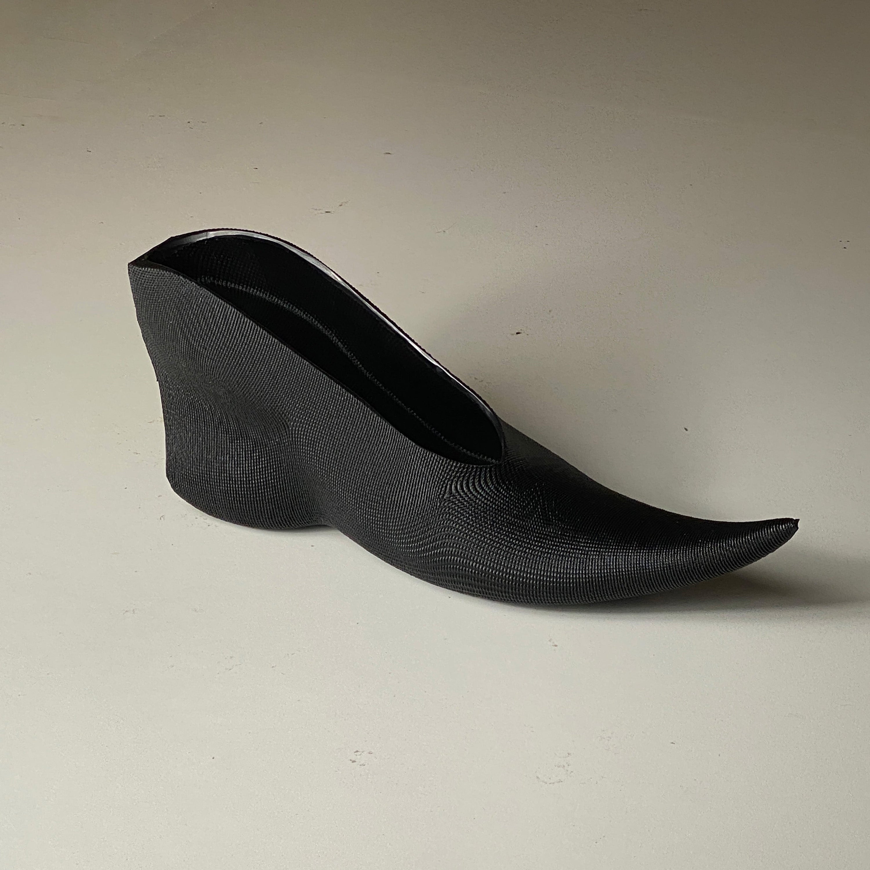 Pointed toe heel