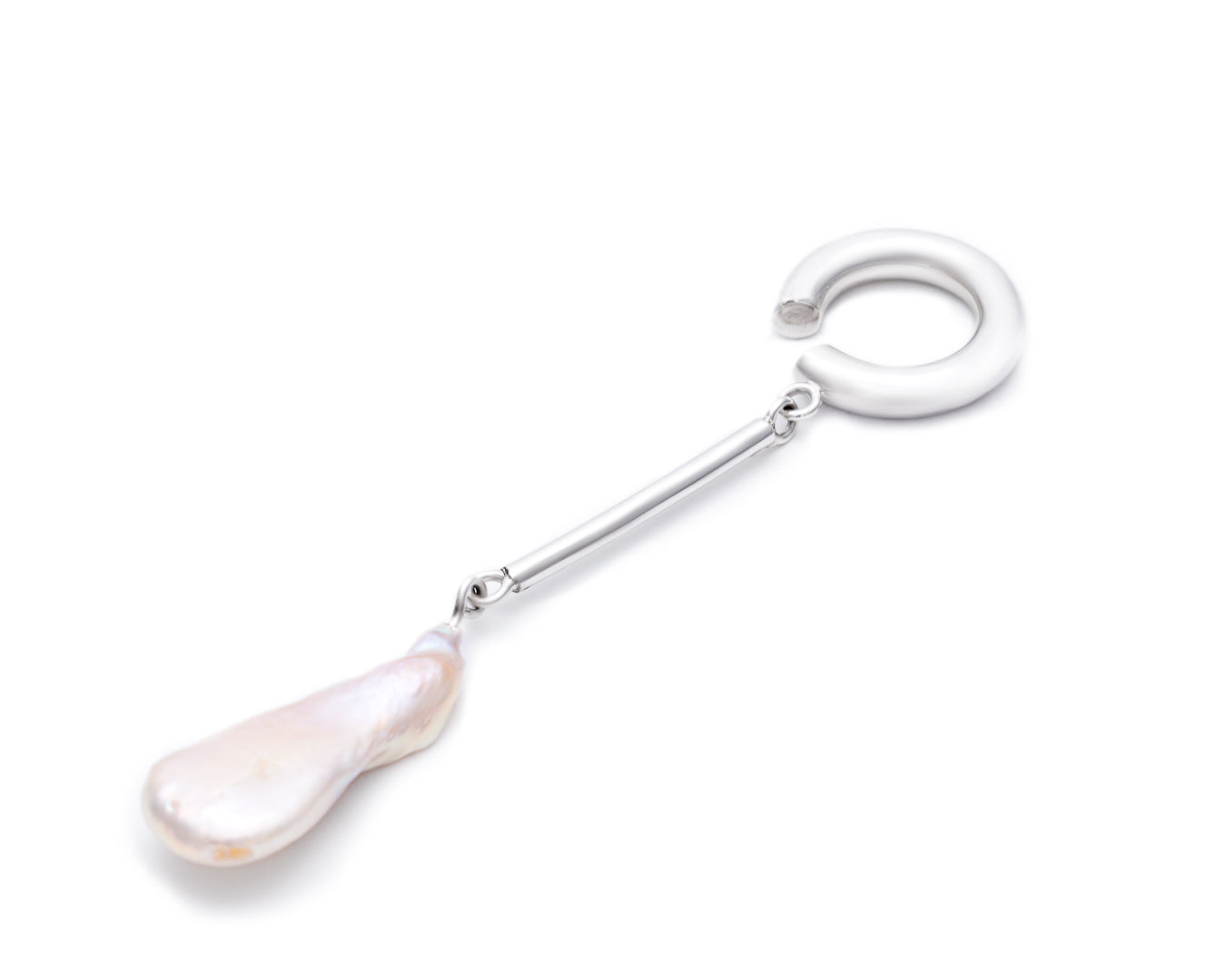 Charlotte ear-cuff  bar & baroque pearl