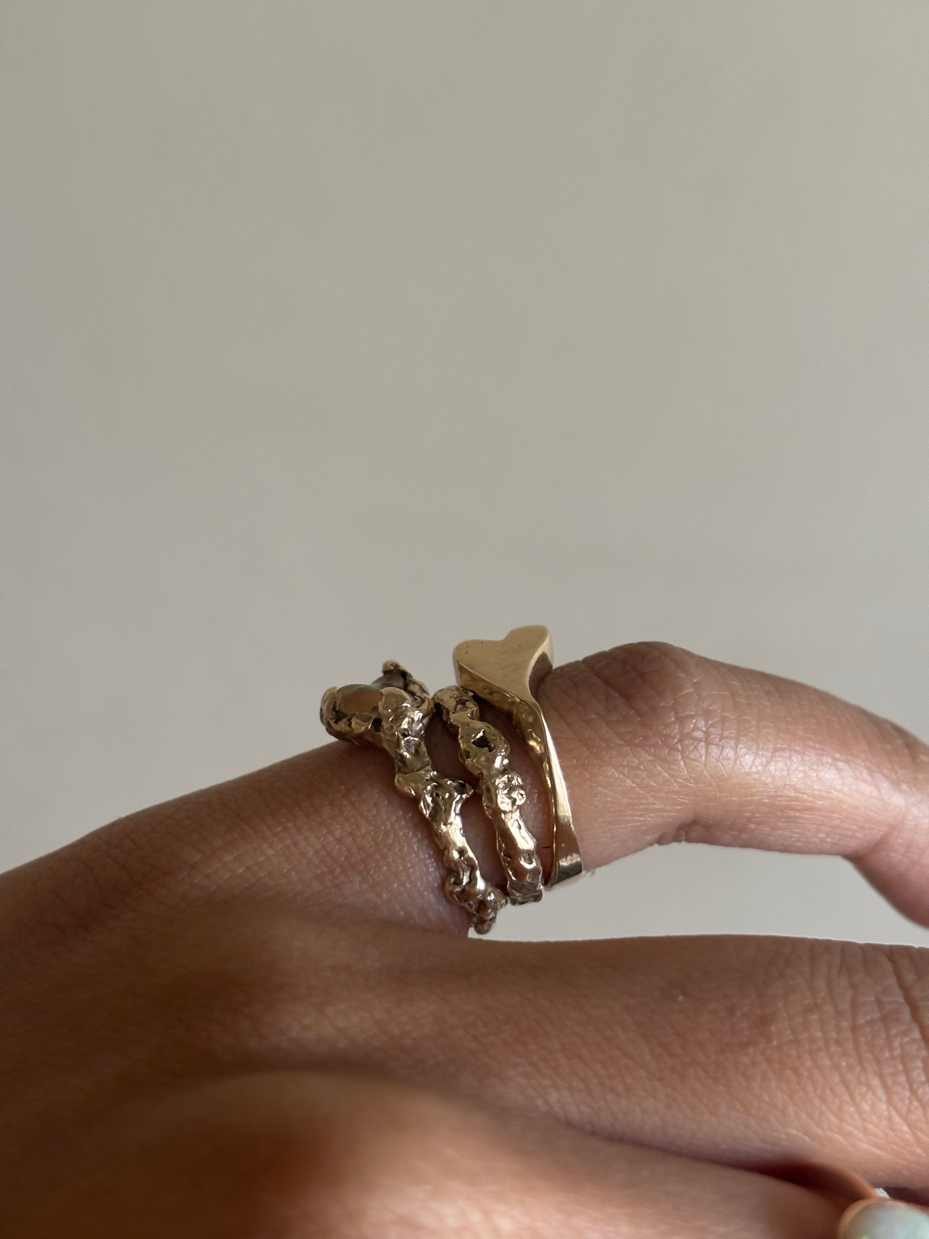 A holding place ring - gold