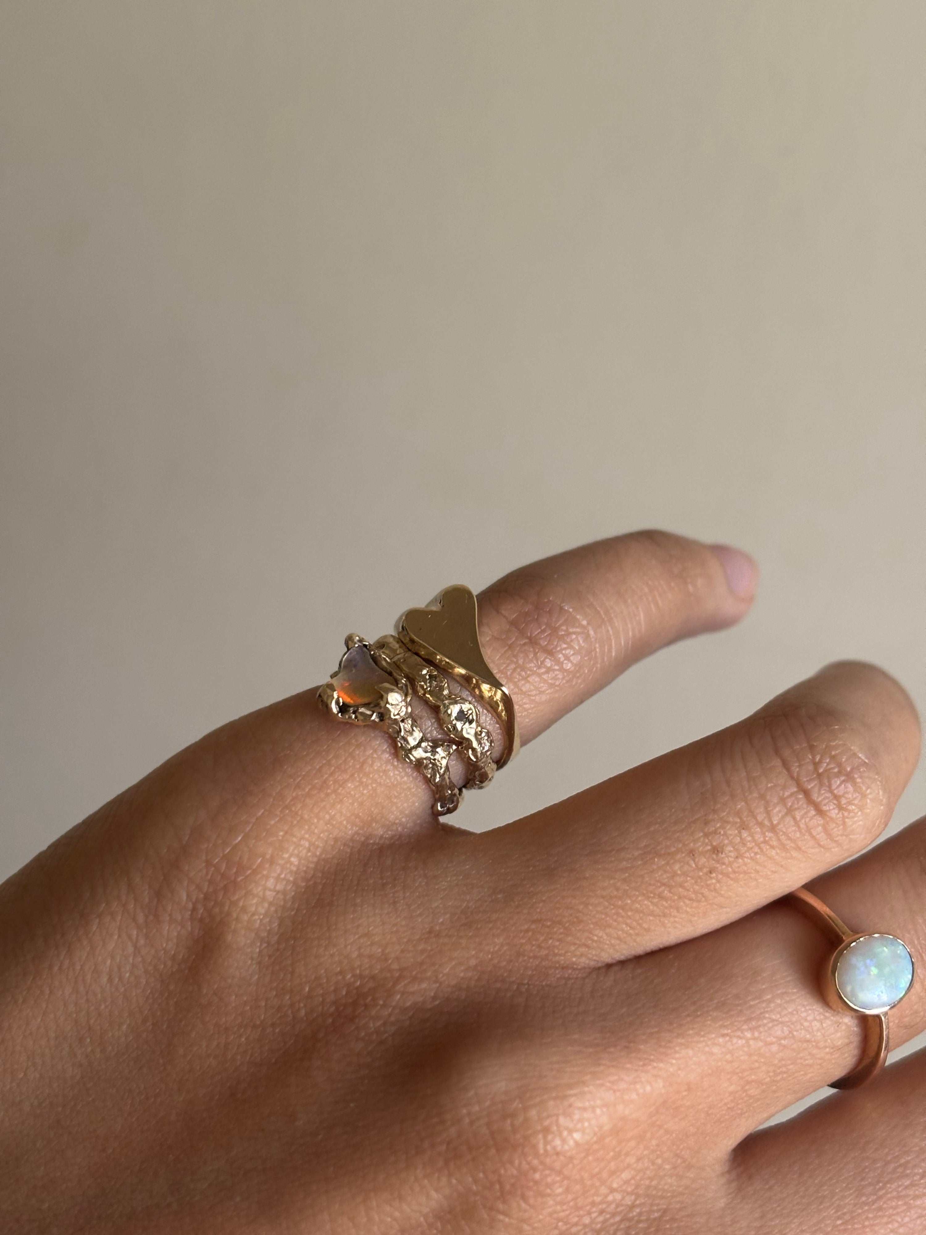 A holding place ring - gold