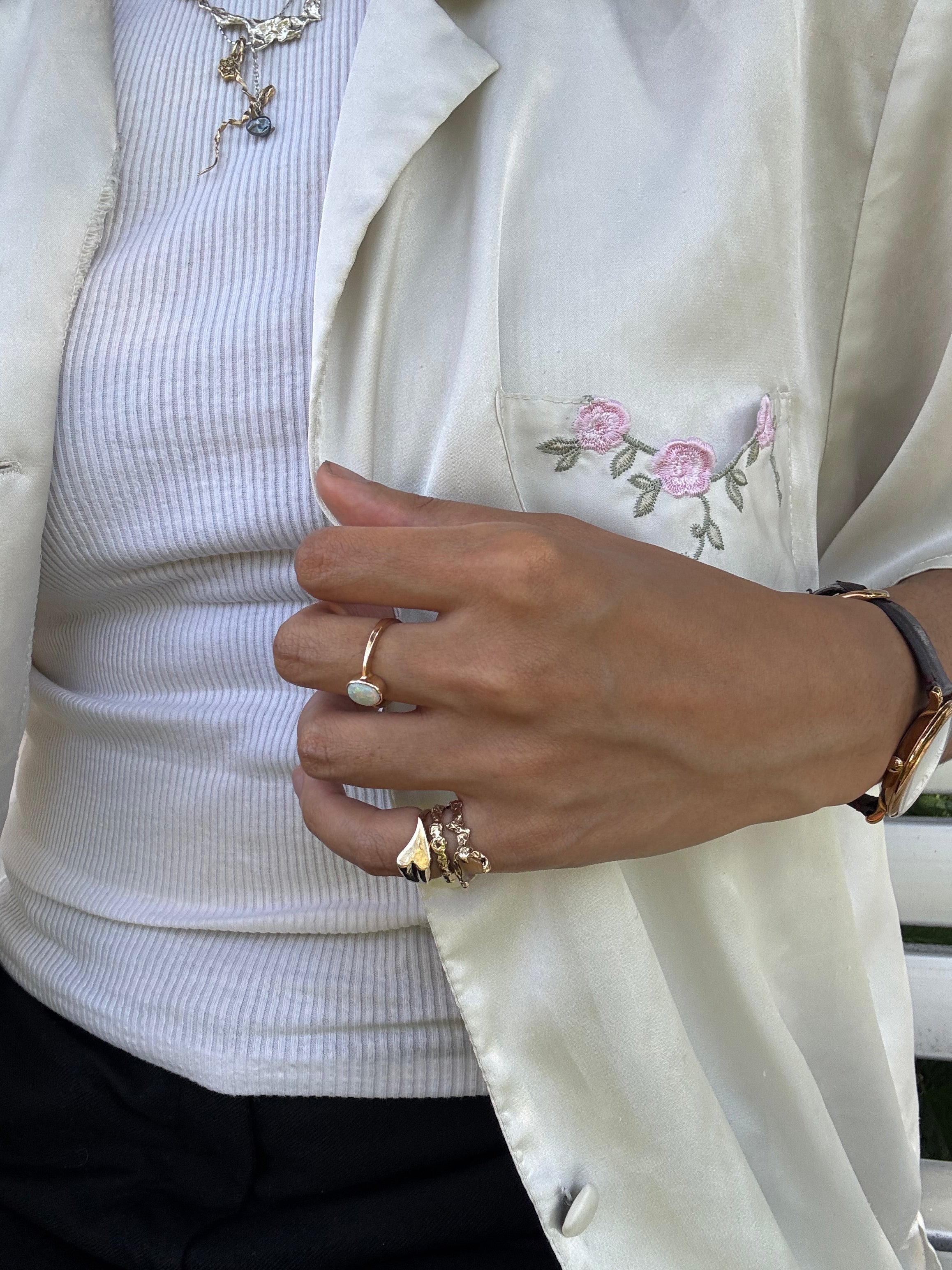 A holding place ring - gold