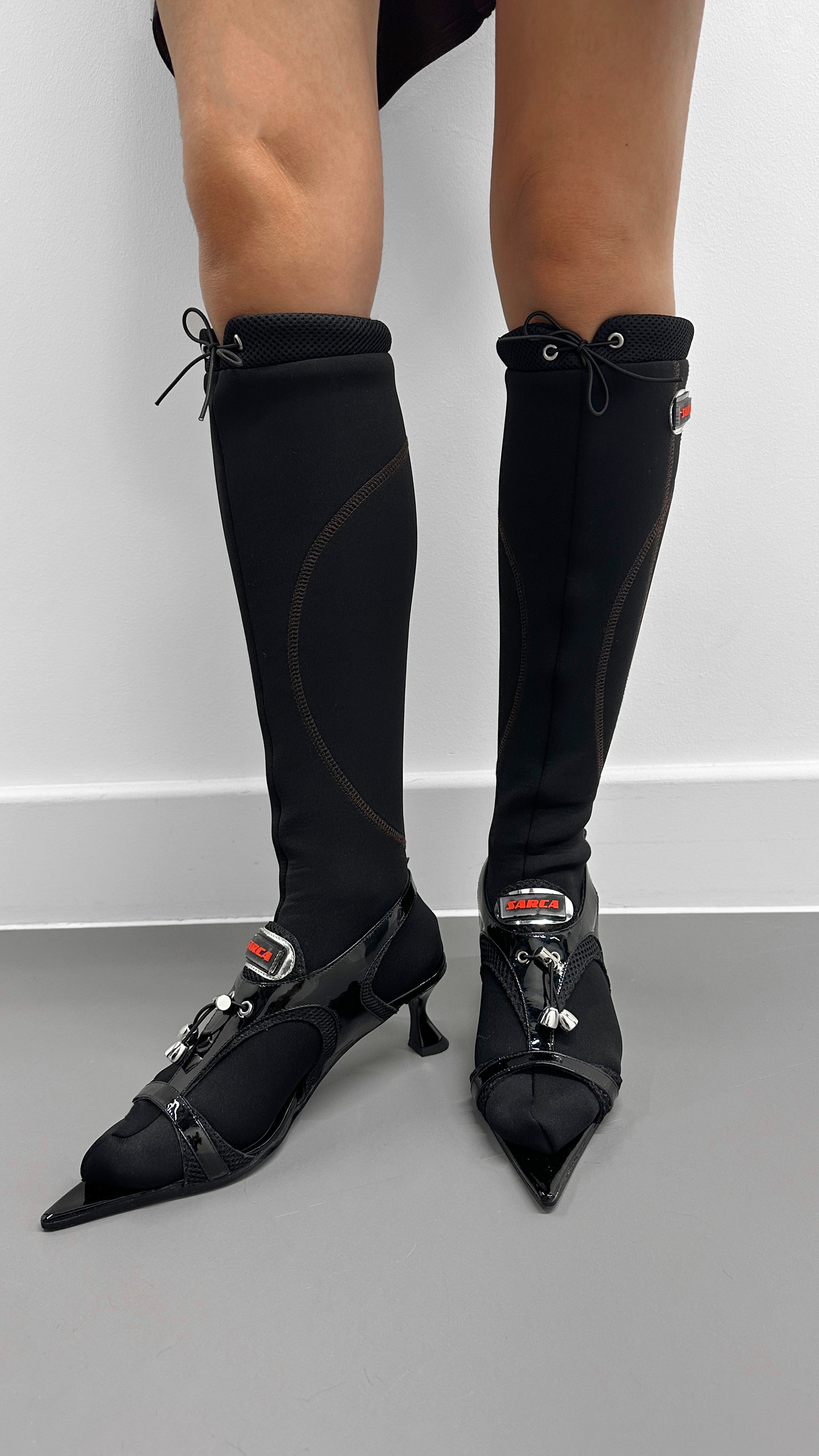 '2 "snowflake" black sandal boot