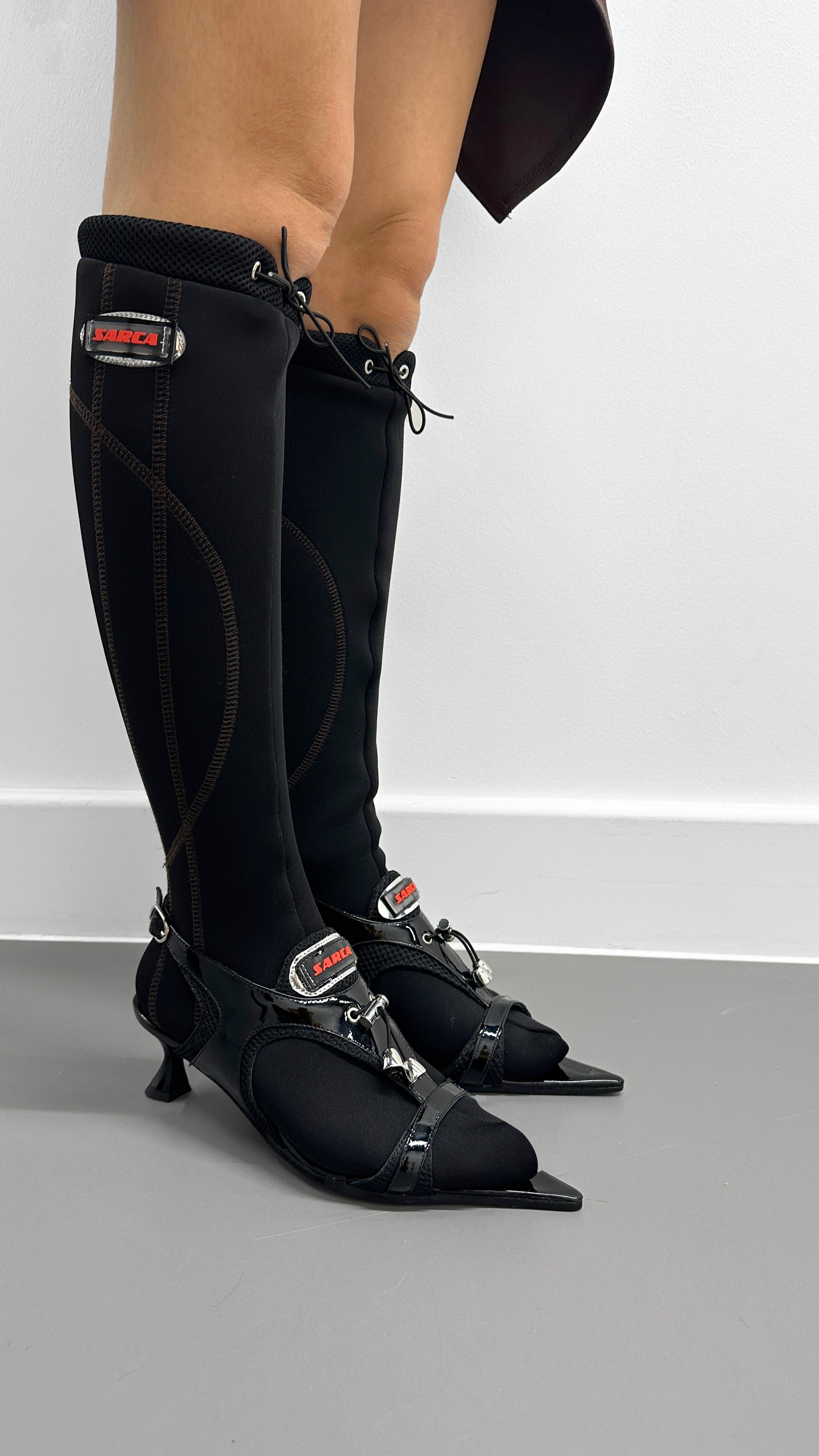 '2 "snowflake" black sandal boot