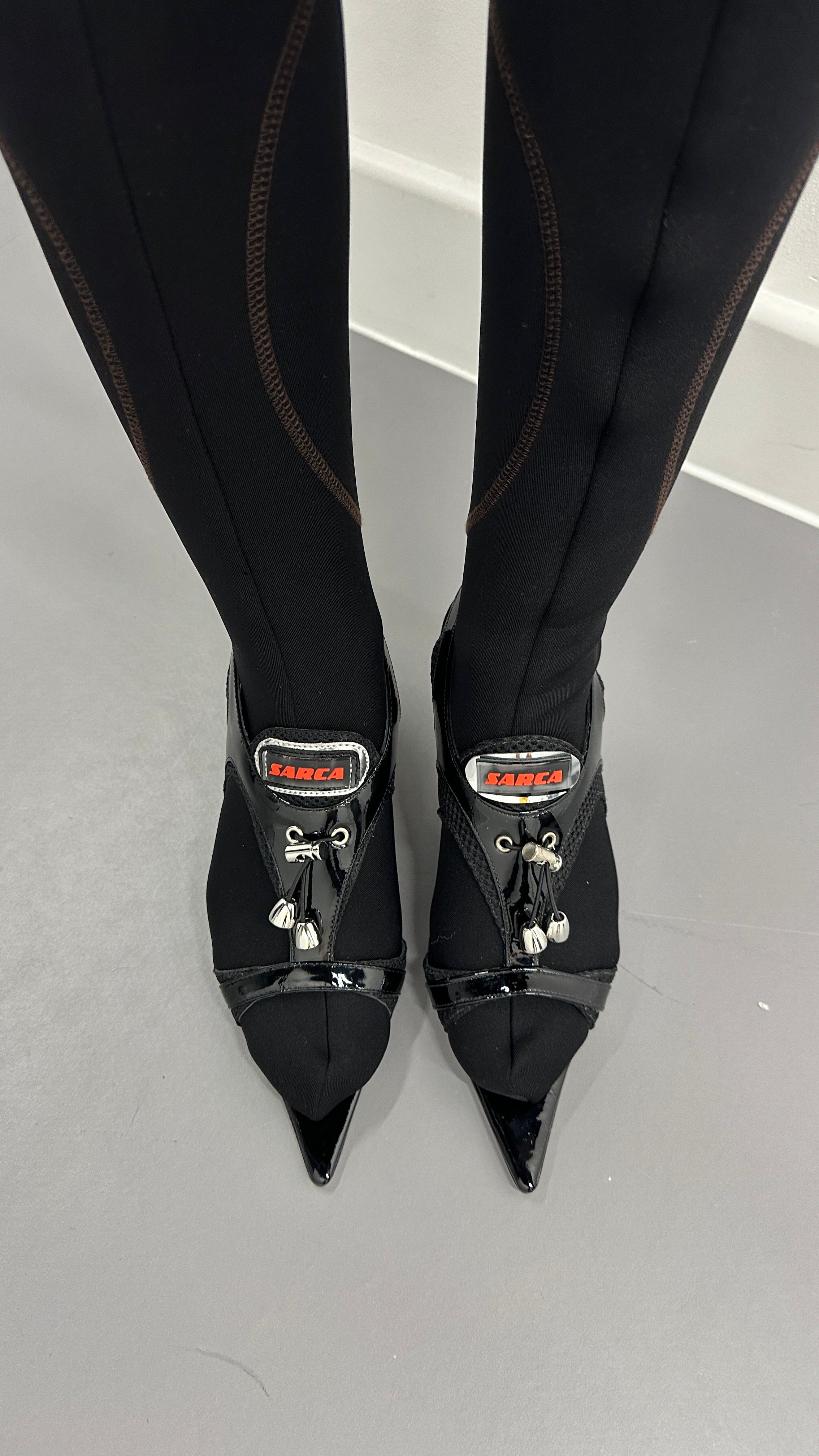 '2 "snowflake" black sandal boot