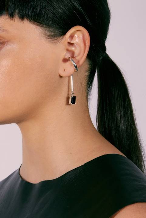Bar and onix ear-cuff